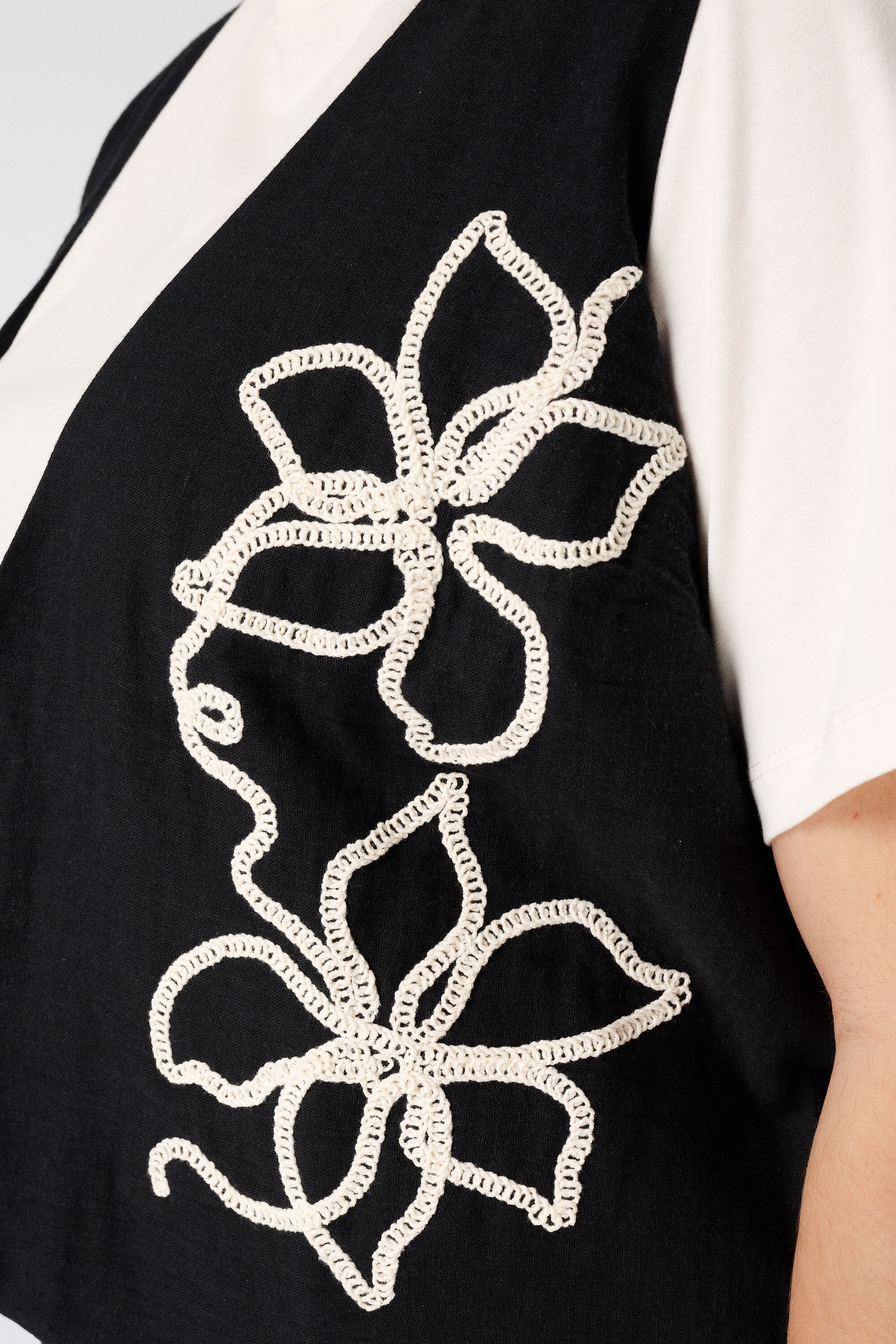 Kort gilet met embroidery image number 6