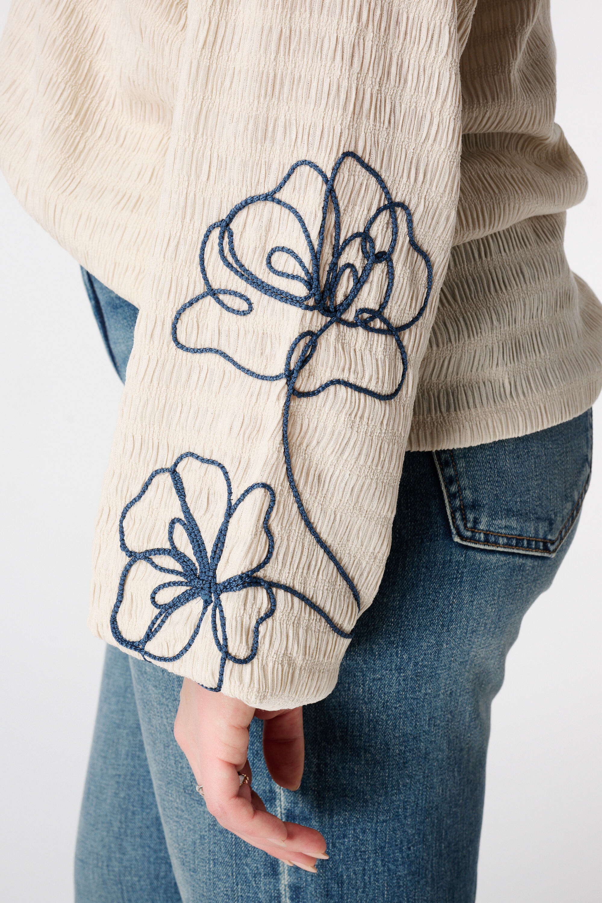 Blouse met embroidery  image number 6