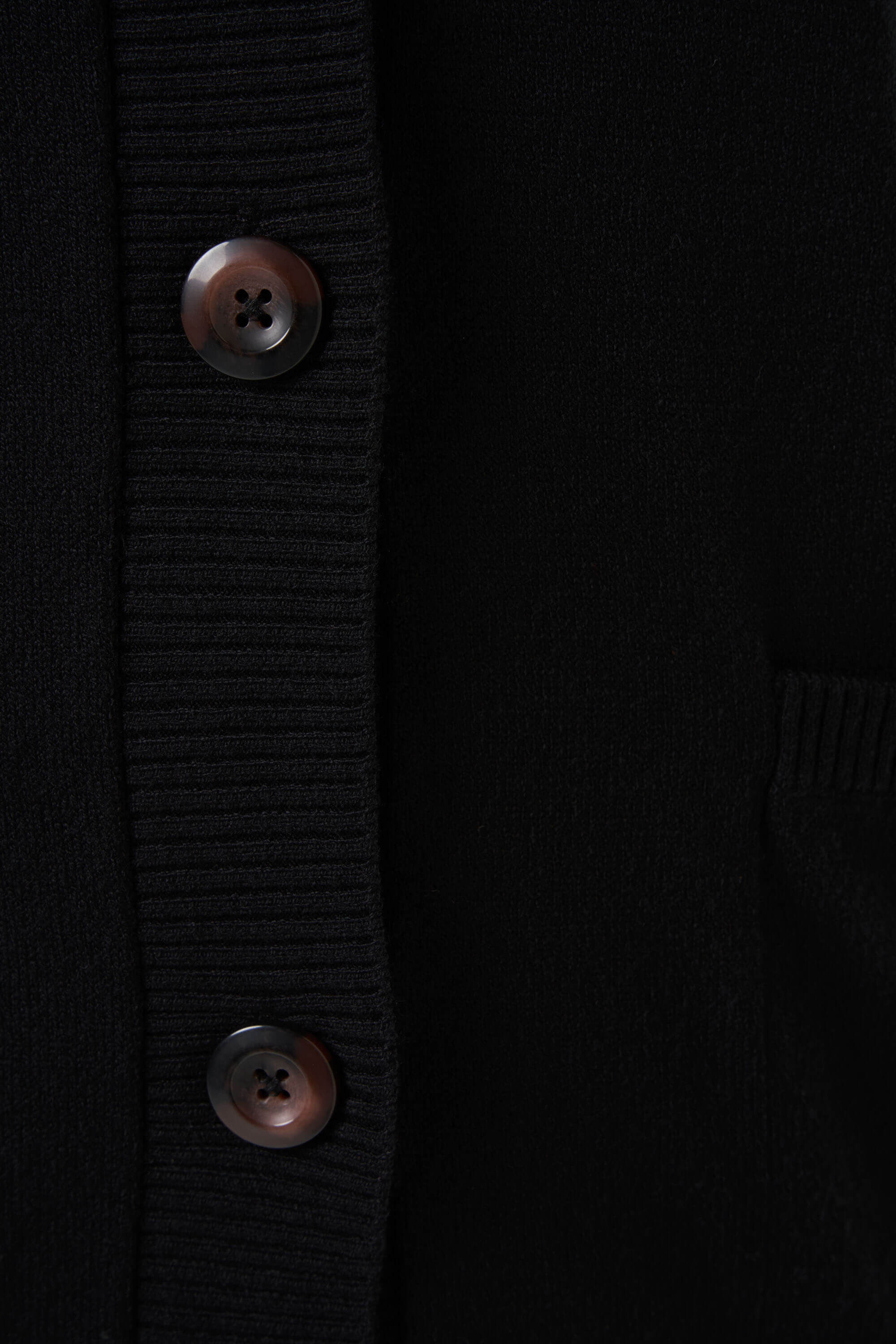 Fijngebreid vest met knopen image number 5