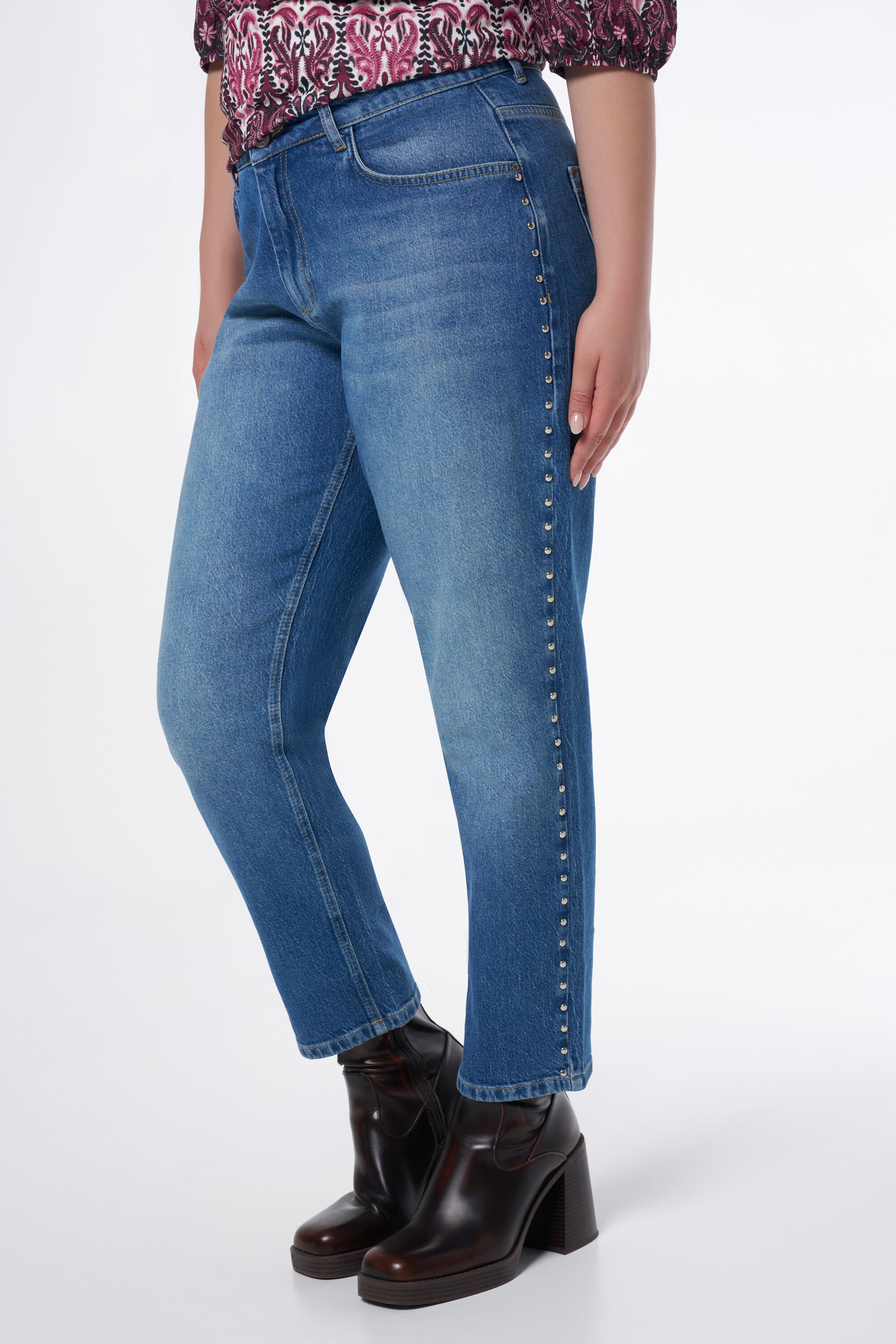 Straight leg jeans met studs image number 5