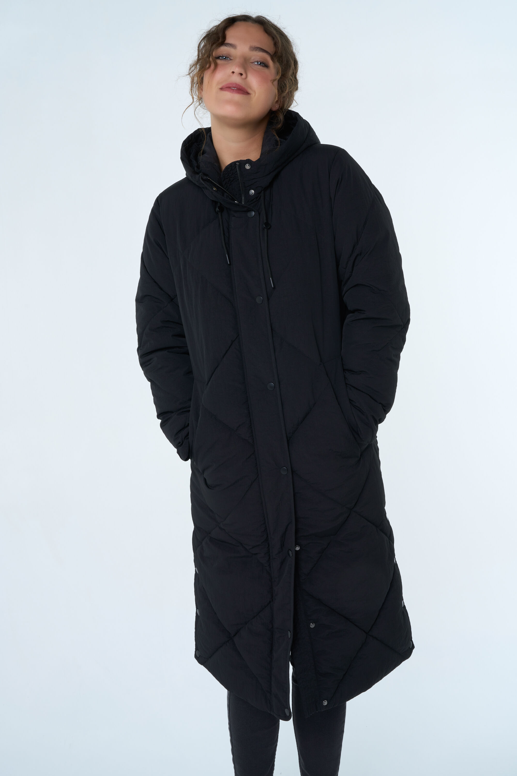 Lange gewatteerde jas met capuchon image number 7