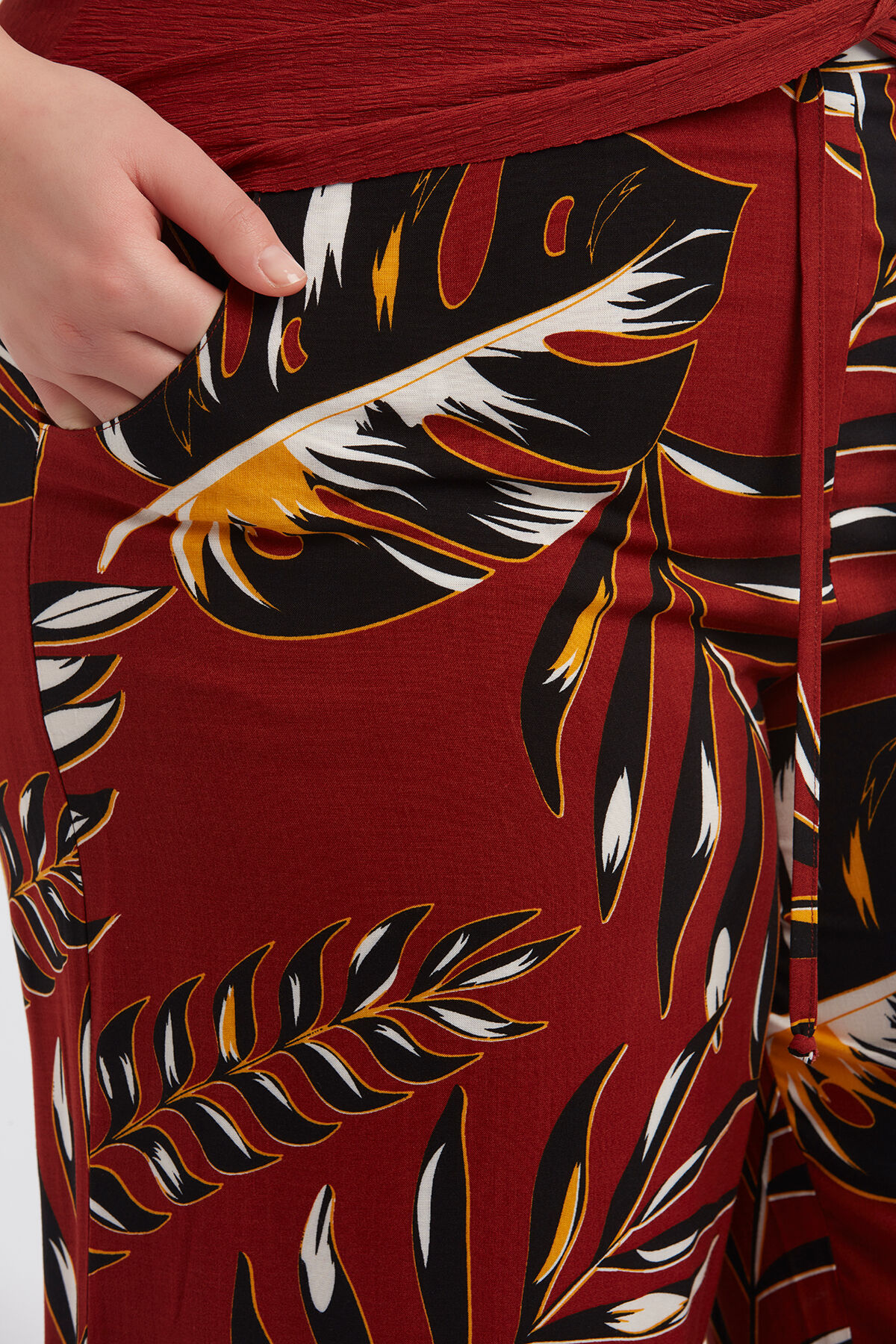 Wijdvallende broek met all-over print  image number 5