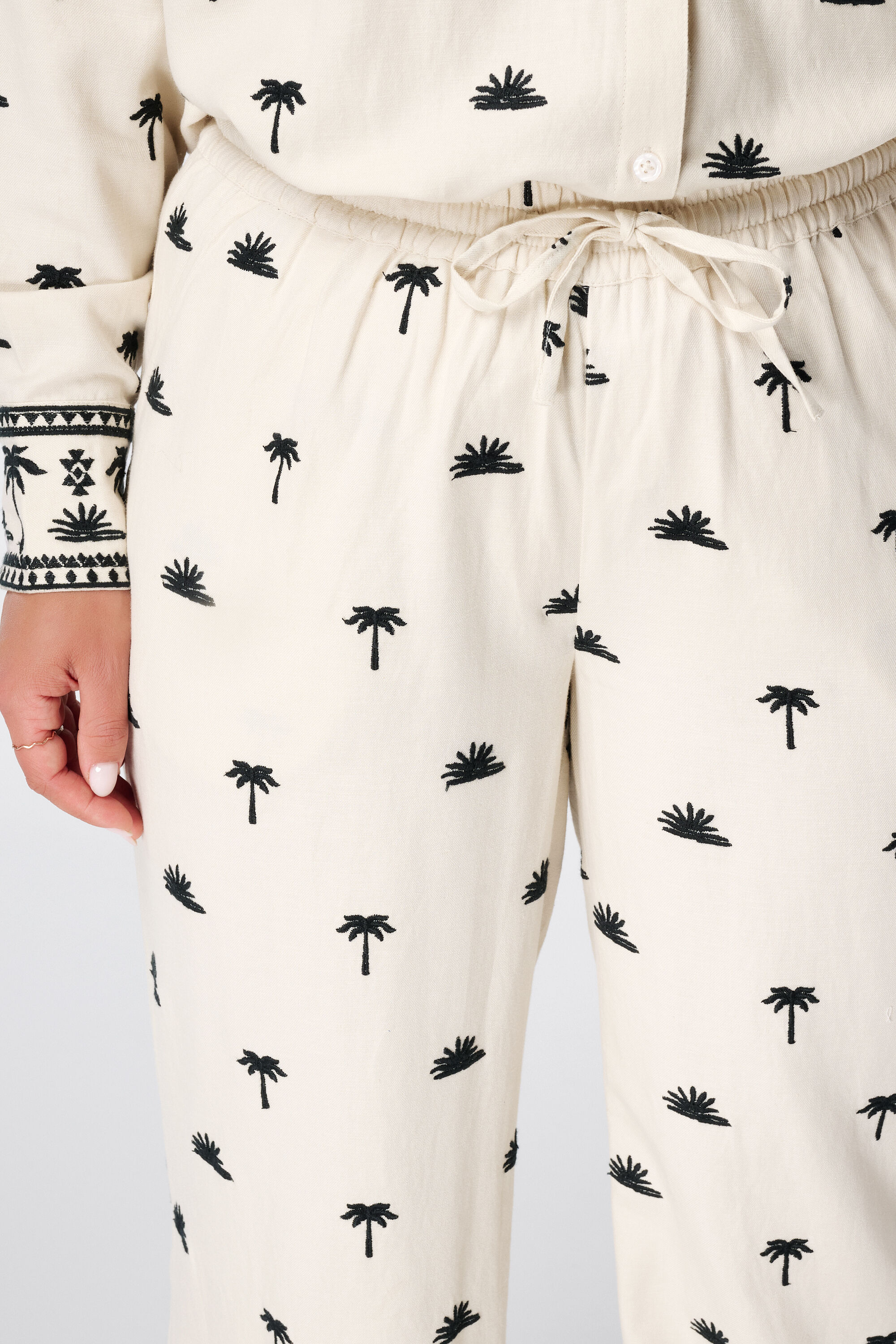 Broek met broderie details image number 4