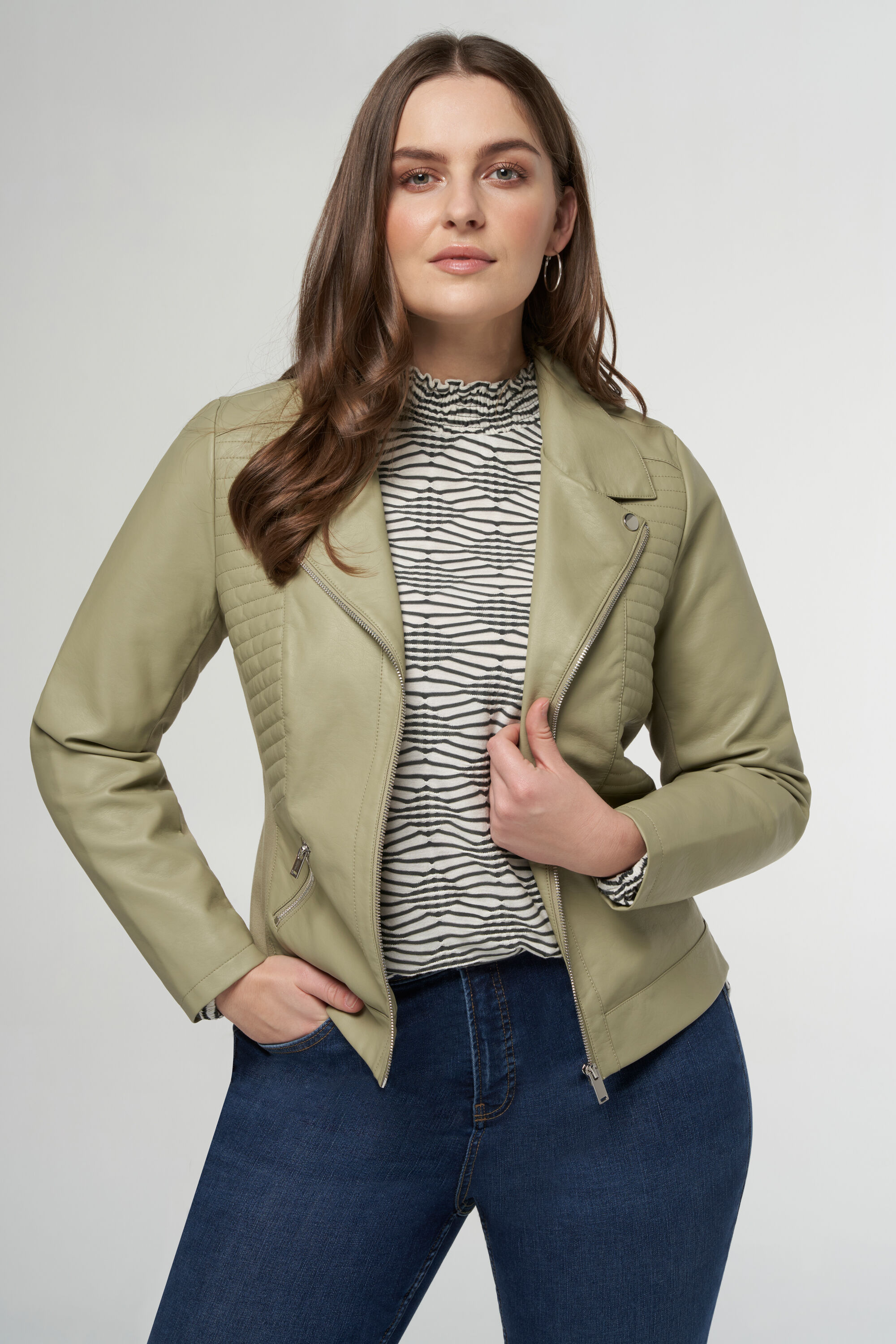 Leerlook jasje met zilveren details image number 5