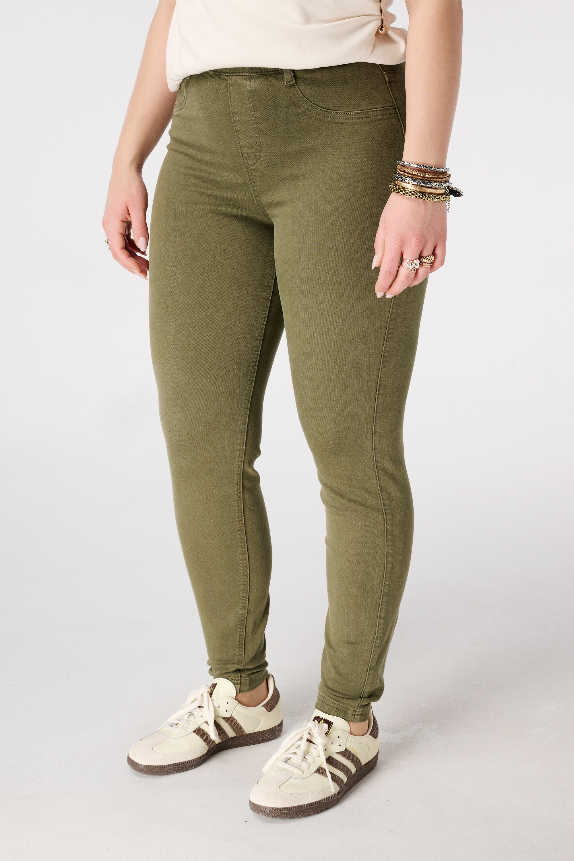 Tregging in jeans look image number 5