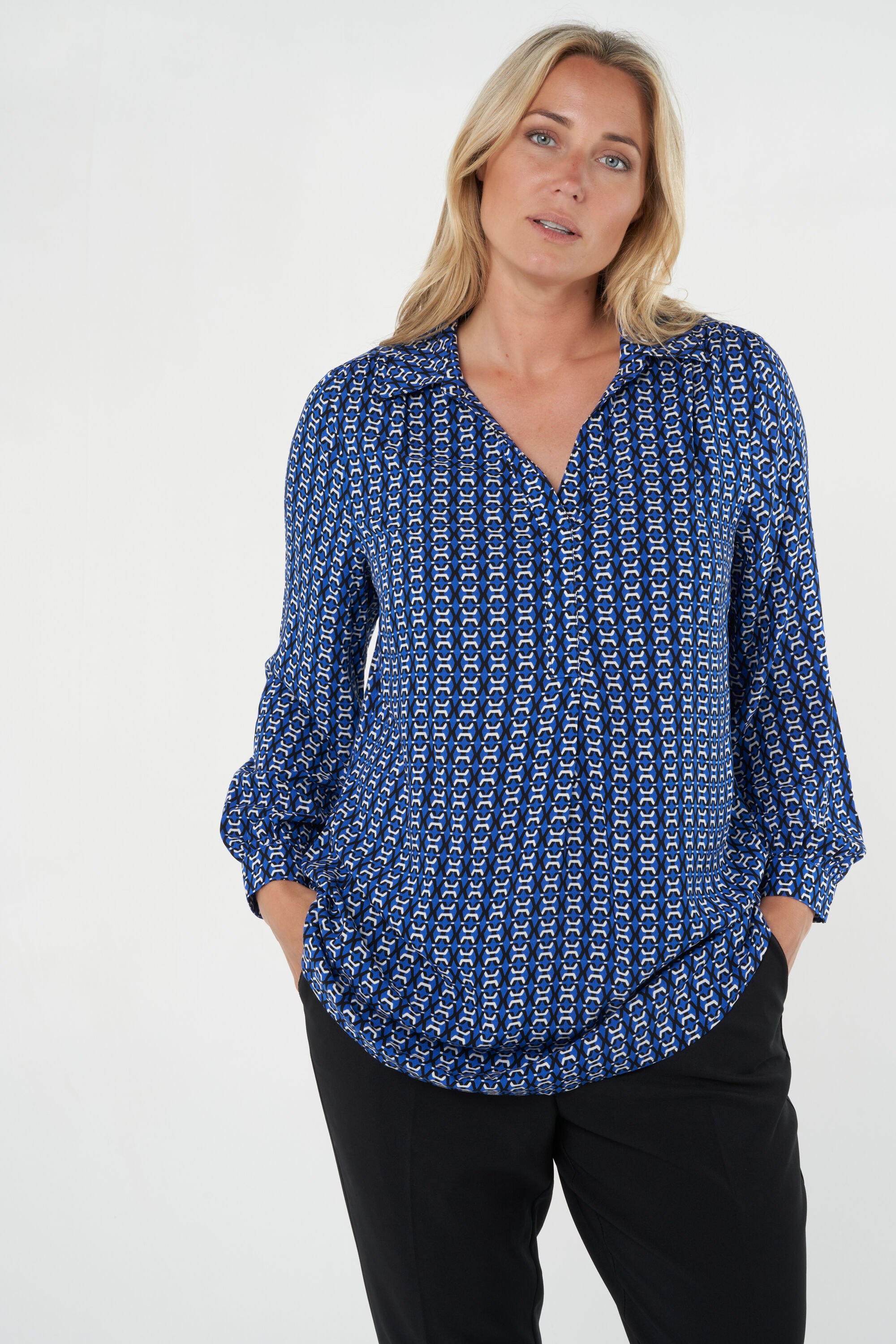 Oversized blouse met kraag en v-hals image number 5