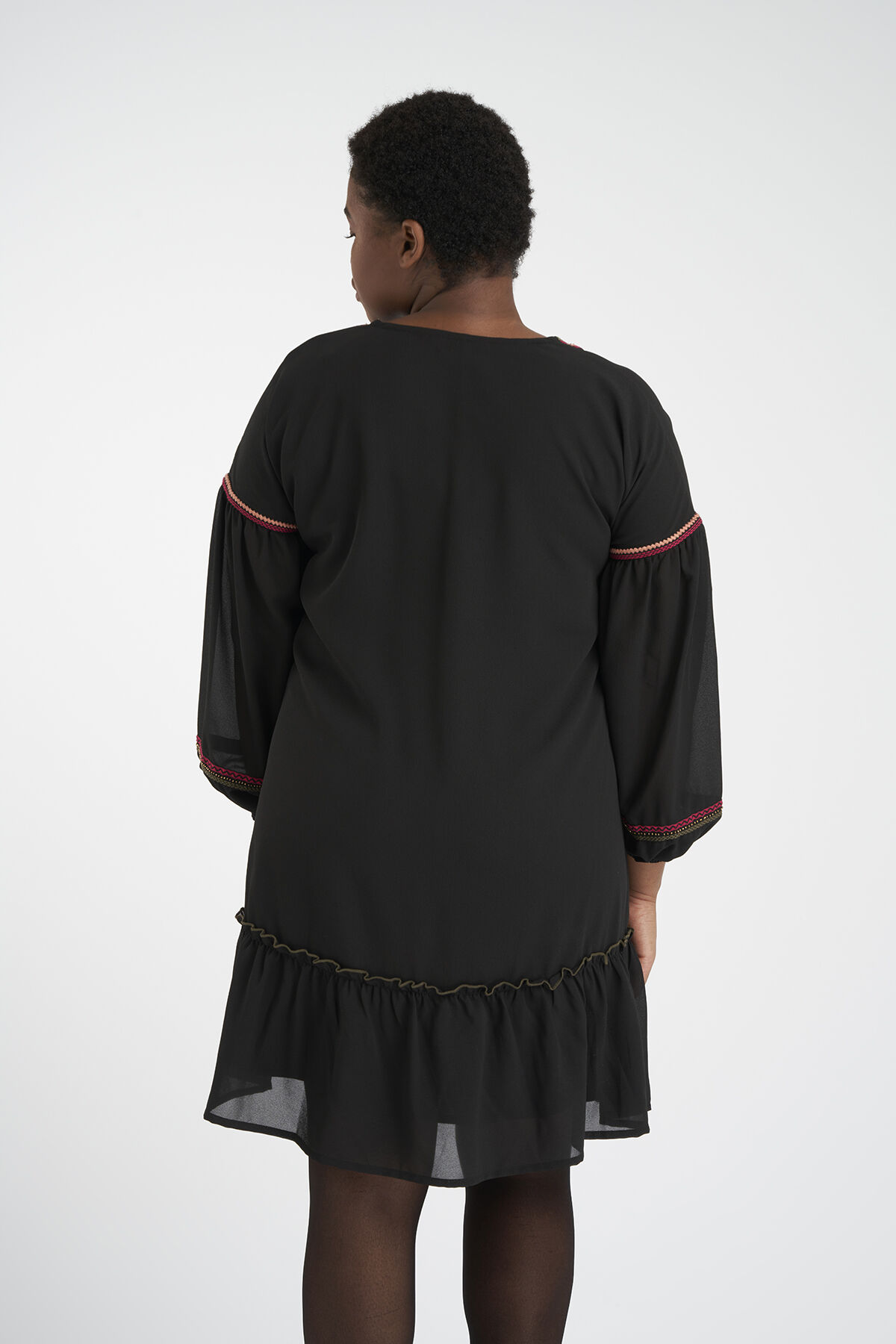 Jurk met geborduurd detail image number 4