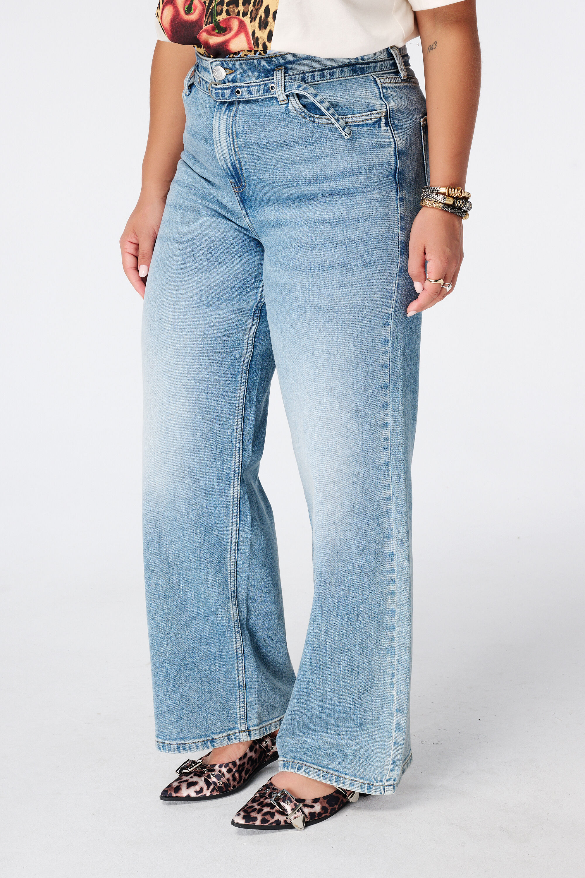 Wide leg jeans met riempje image number 5