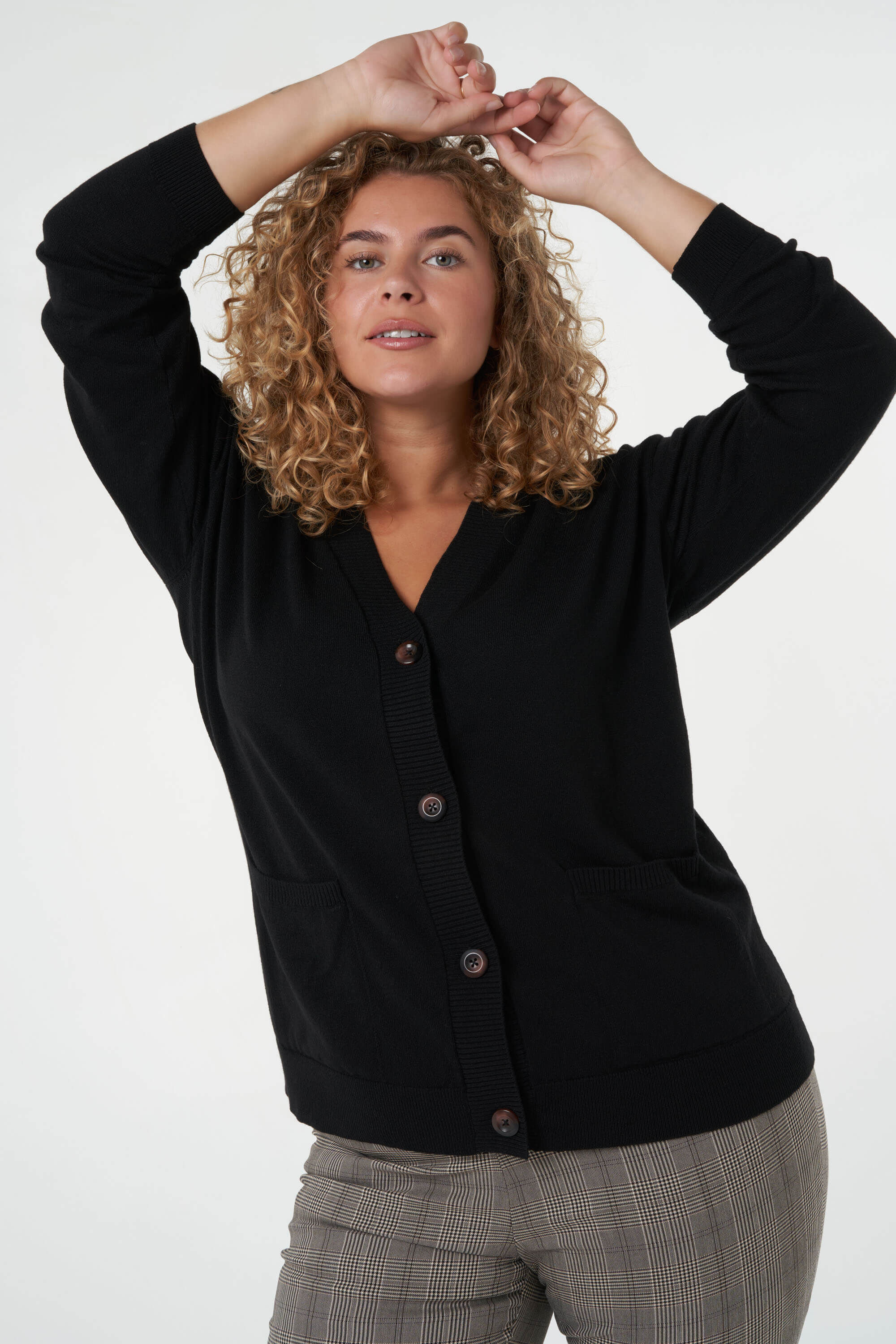 Fijngebreid vest met knopen image number 7