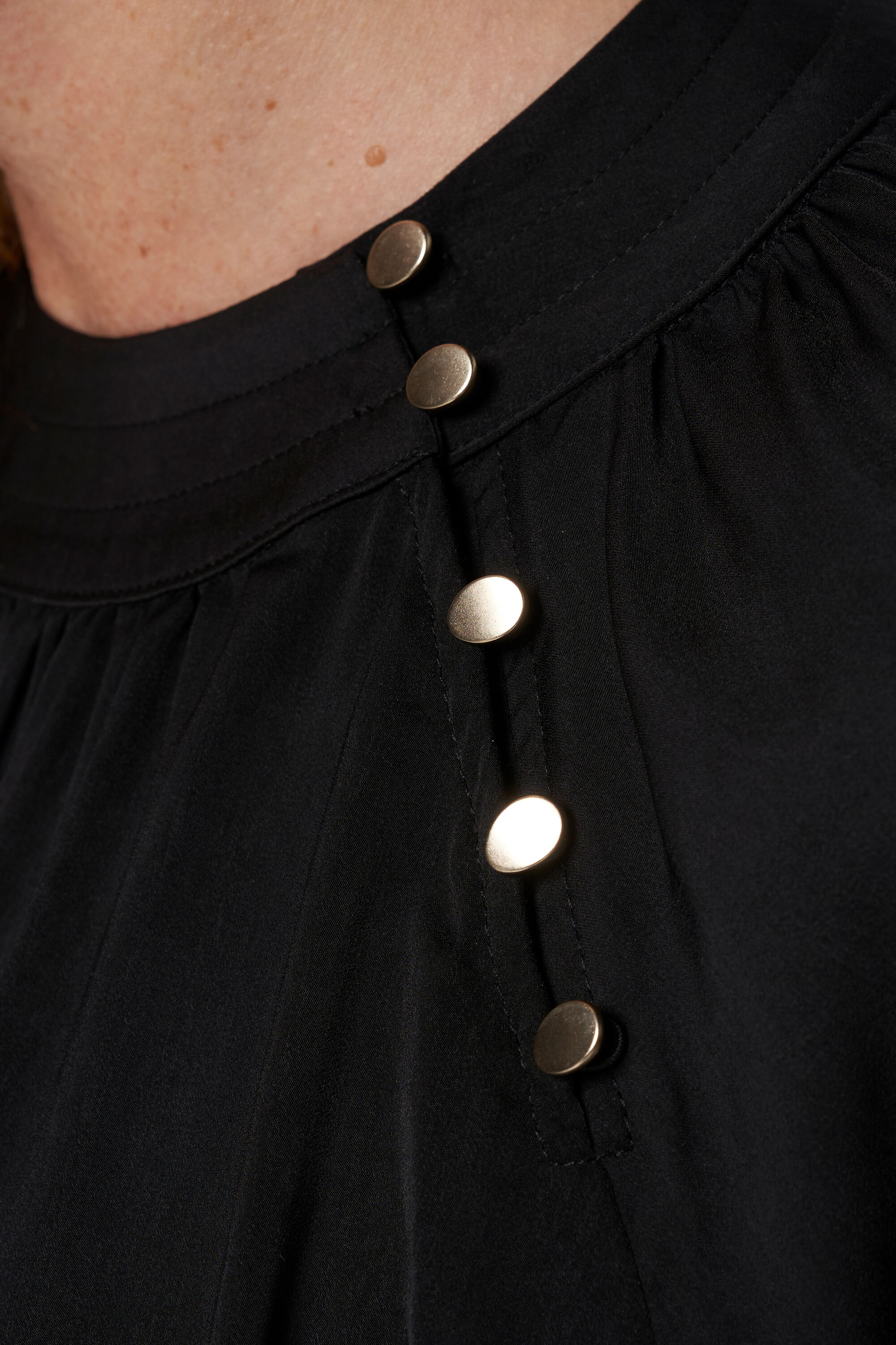 Blouse met gouden knopen image number 4