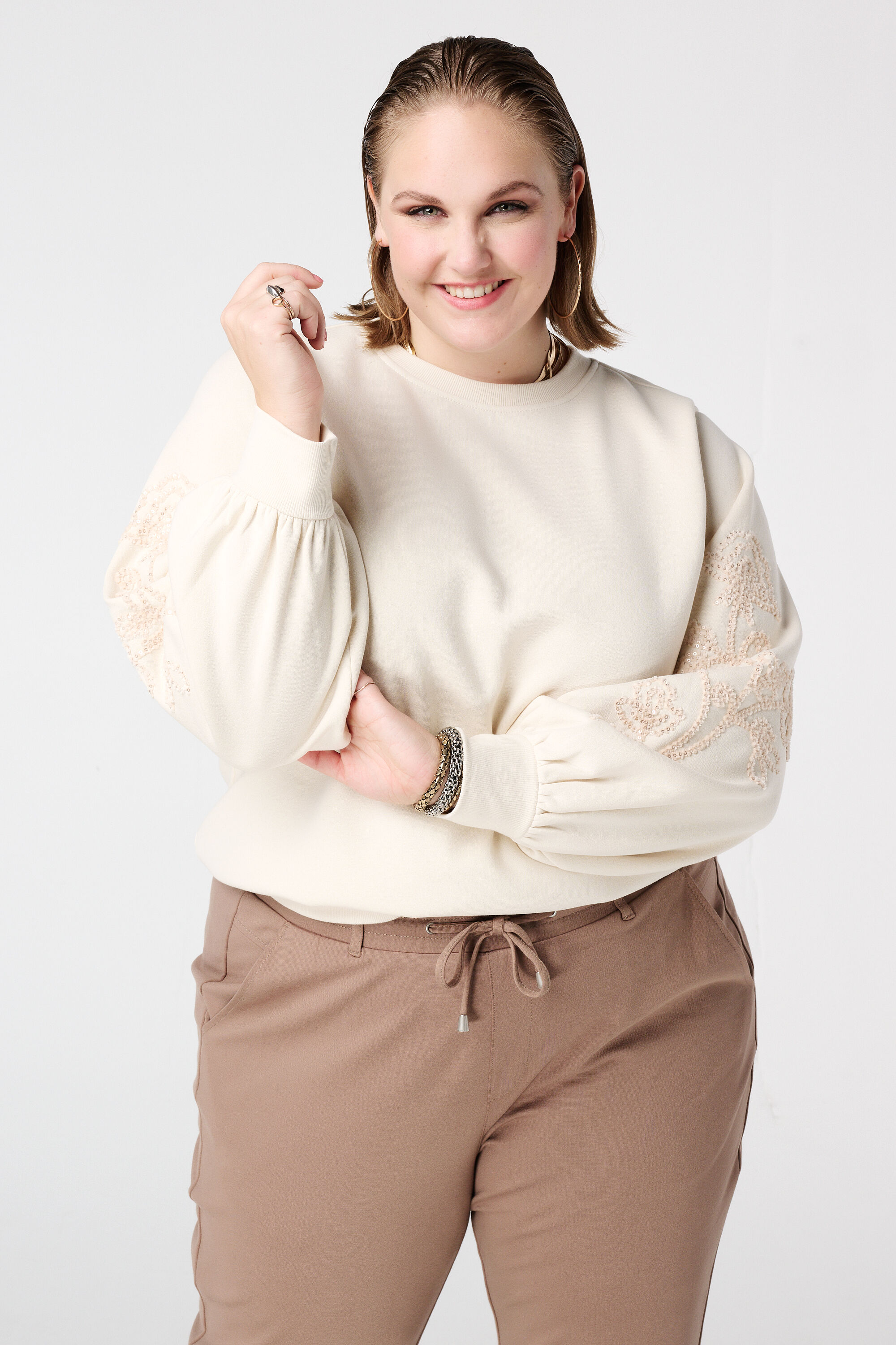 Trui met zachte embroidery op de mouwen