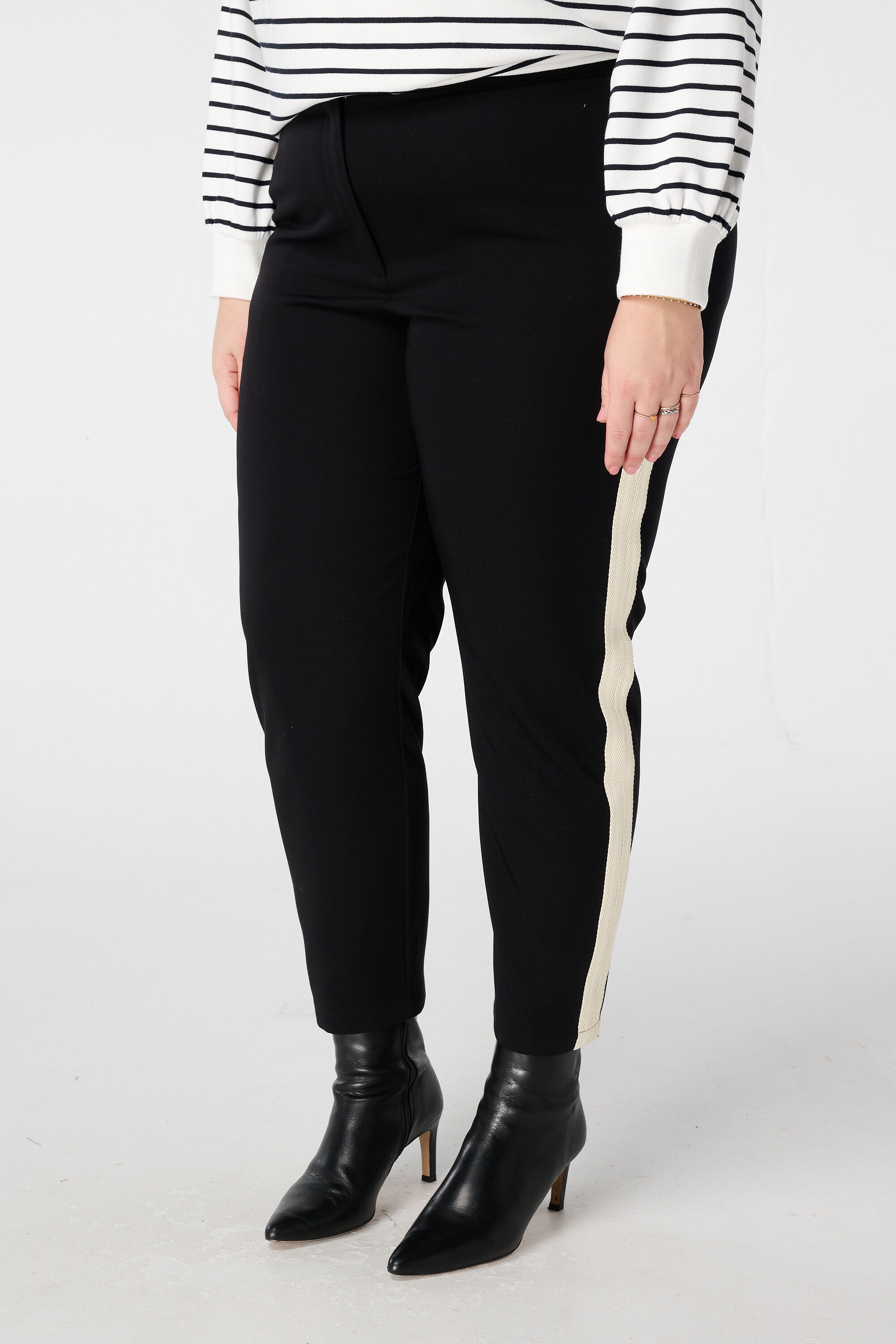 Tapered fit broek met contraststreep image number 5