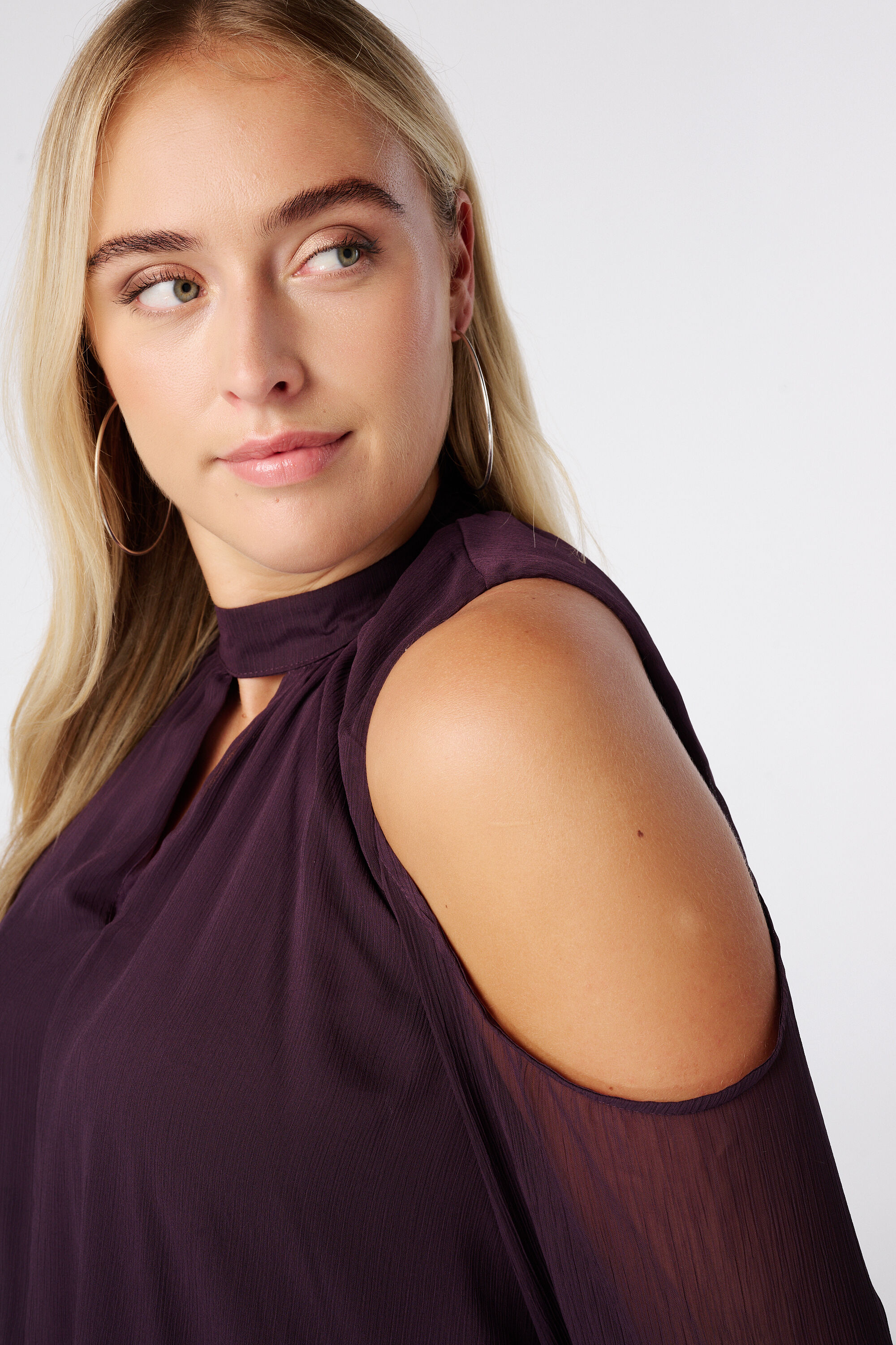 Top met cut-out details image number 2