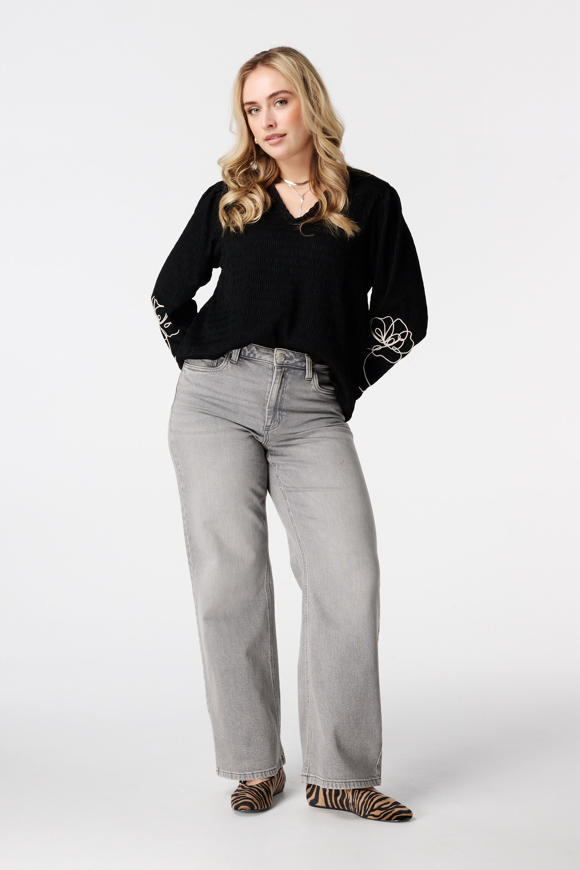 Blouse met embroidery  image number 5