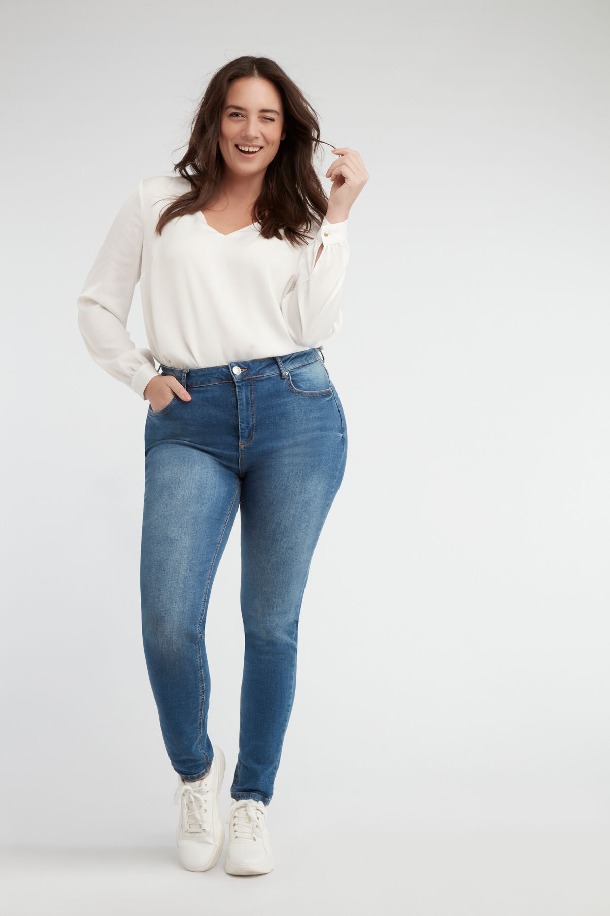 Slim leg jeans IRIS  image number 7
