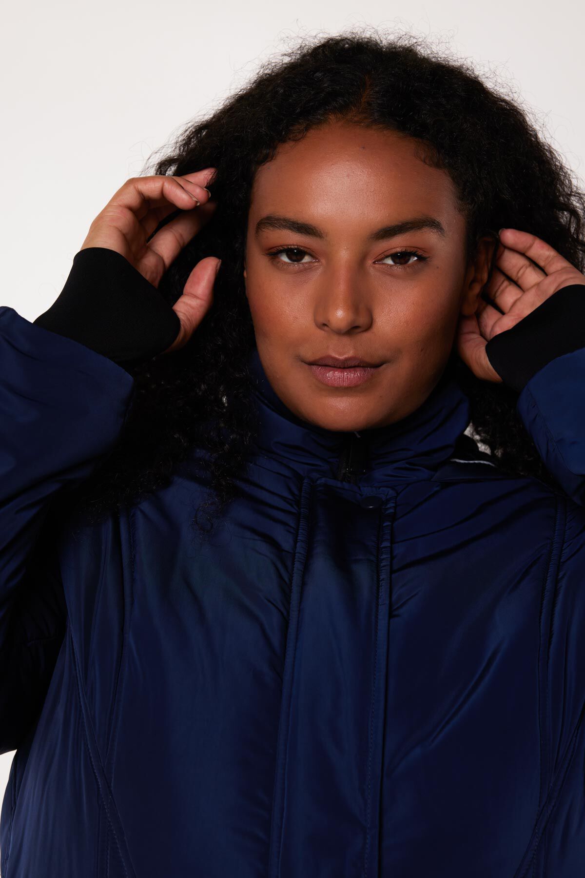 Gewatteerde jas met capuchon image number 5