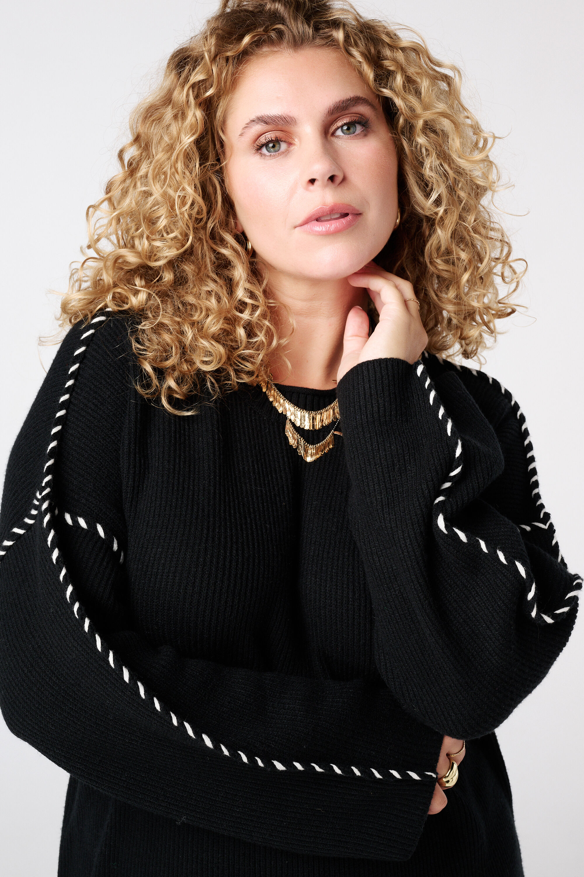 Gebreide jurk met sierstiksels image number 4