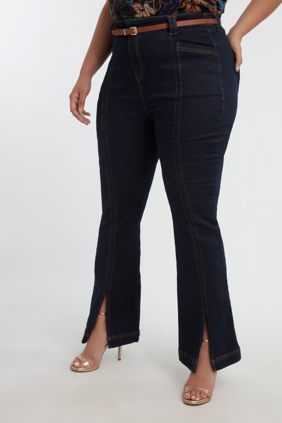 High waist jeans met splits image number 3