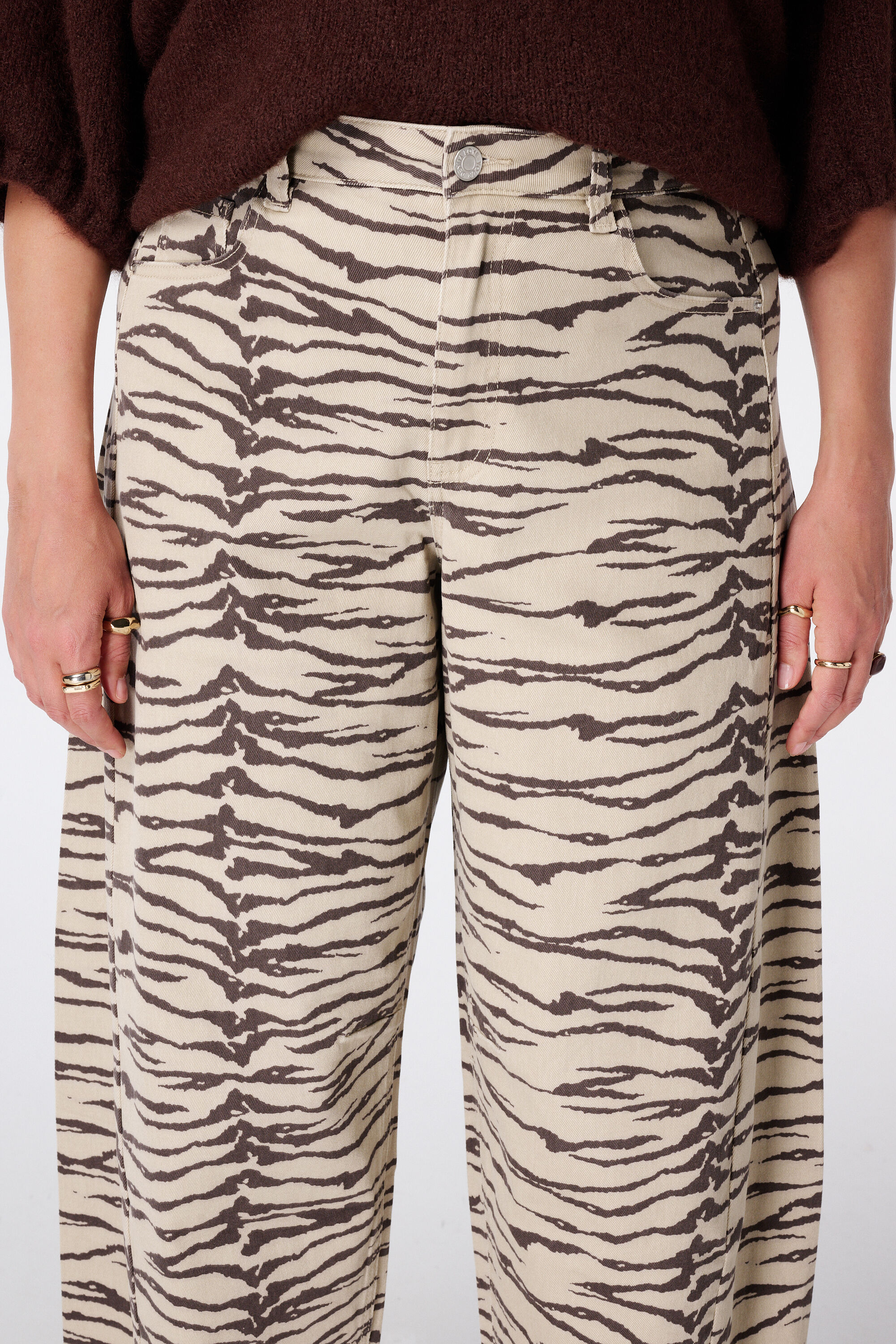 Barrel jeans met zebra print image number 4