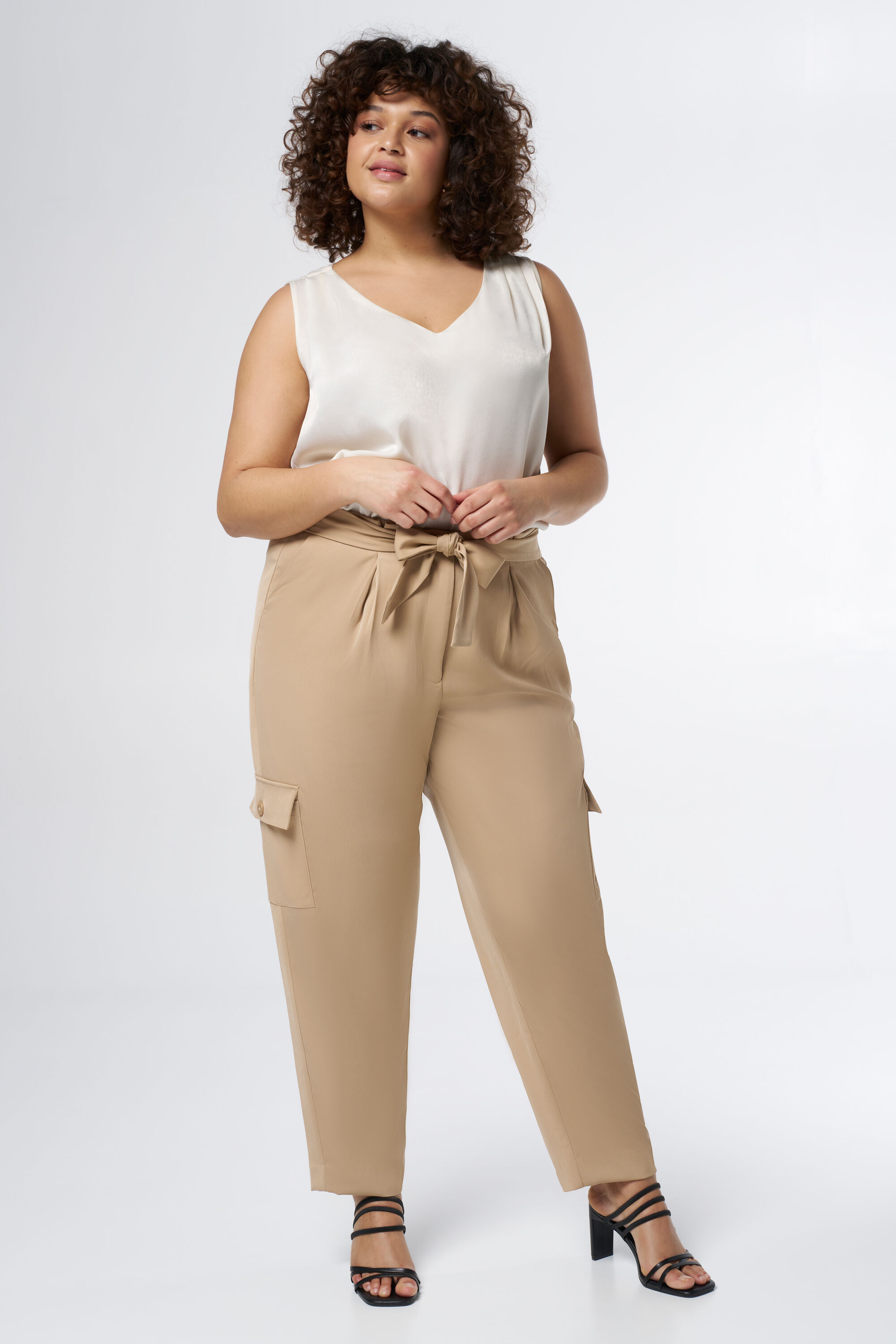 Ruimvallende broek met zakken image number 6