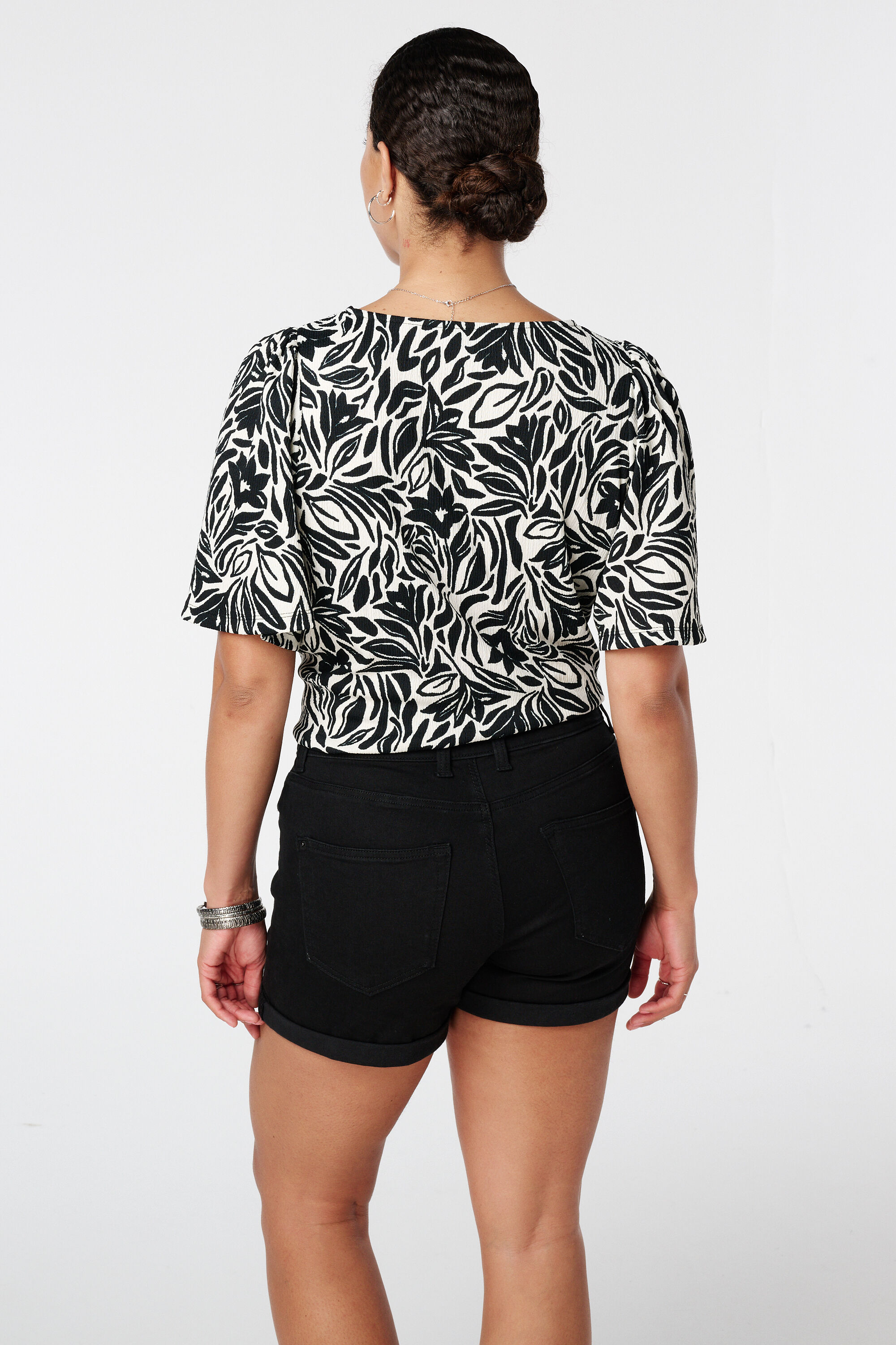 Denim shorts met stretch image number 3