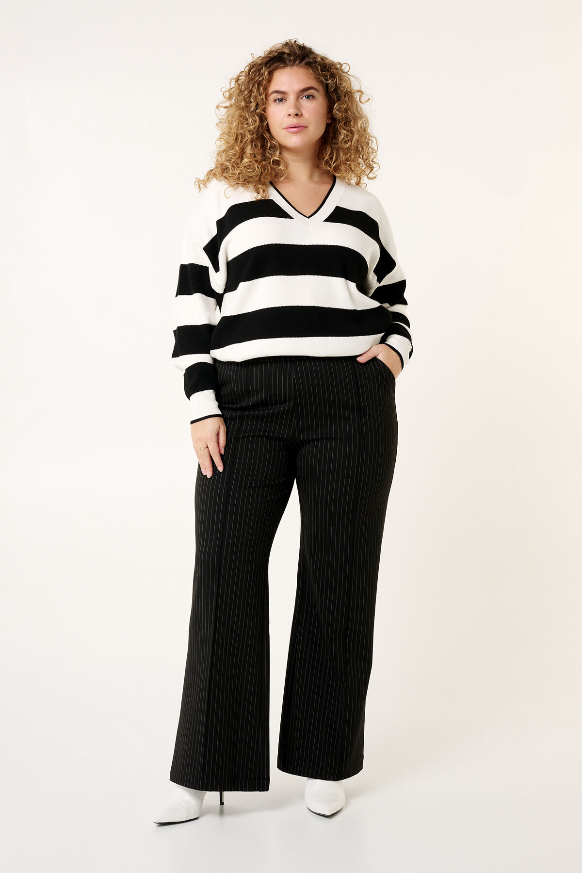 Pantalon met krijtstrepen en wijde pijpen image number 6