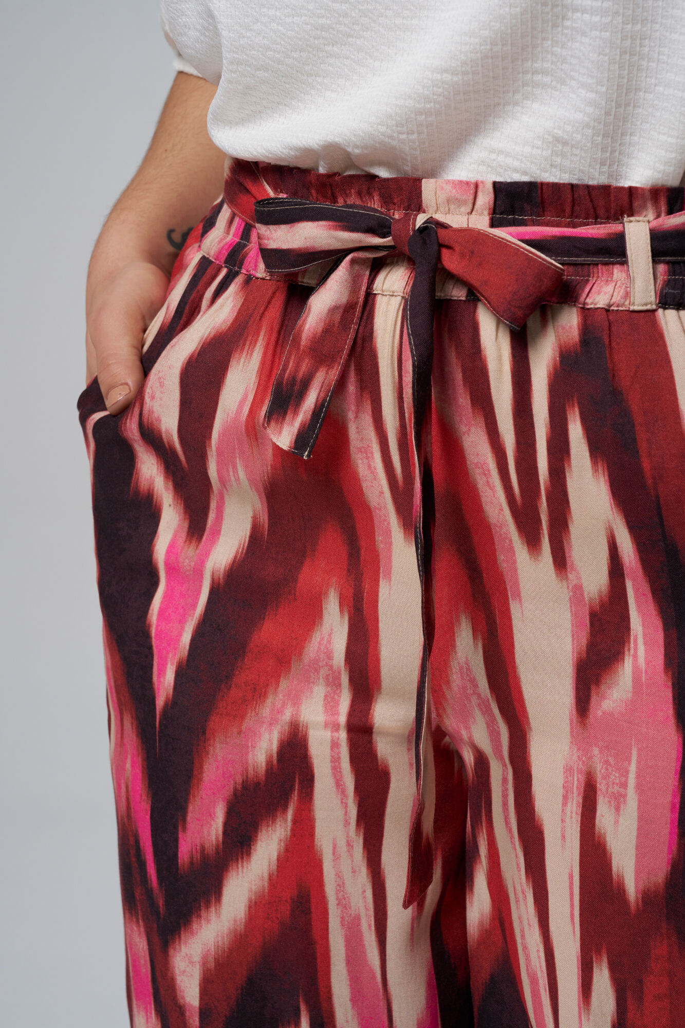 Rechtvallende broek met strikdetail image number 4