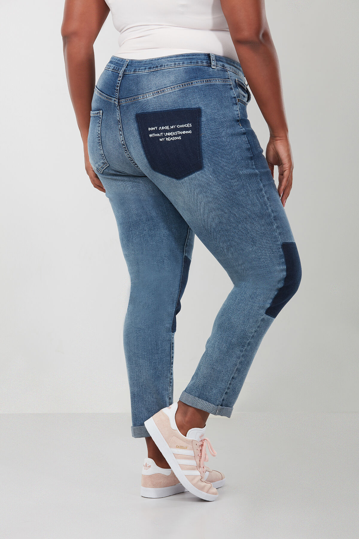 Boyfriend jeans met tekst image number 3