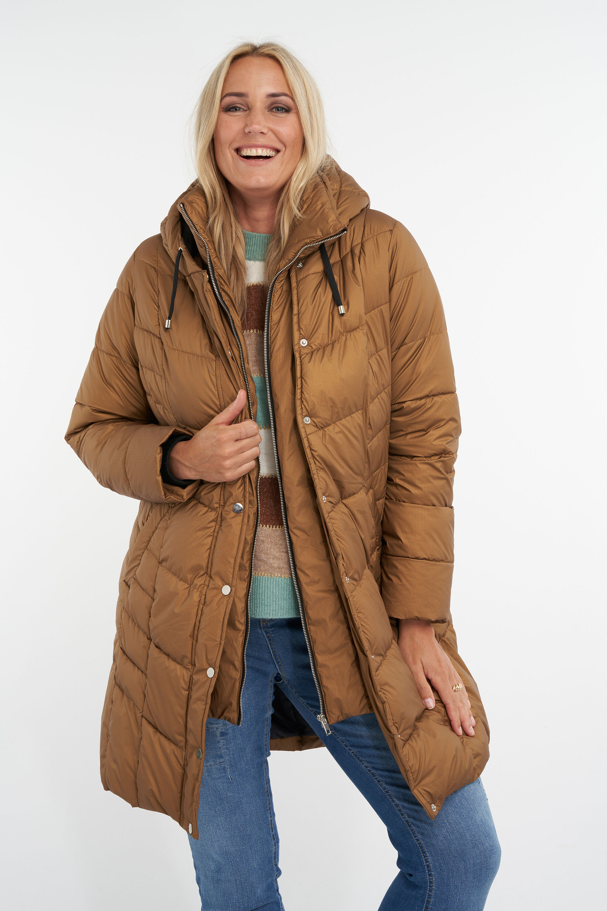 Gewatteerde jas met capuchon image number 7