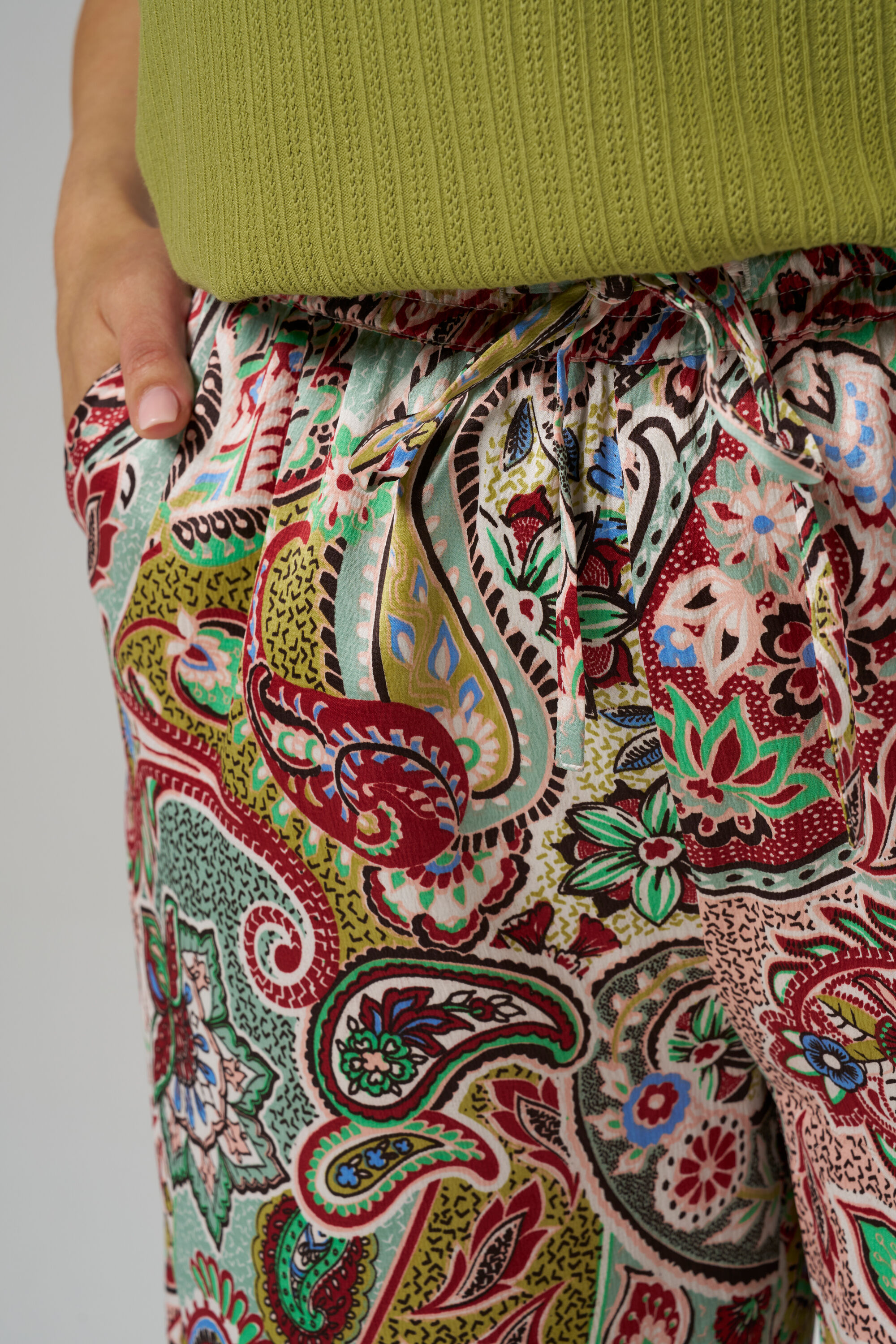 Ruimvallende broek met print image number 4