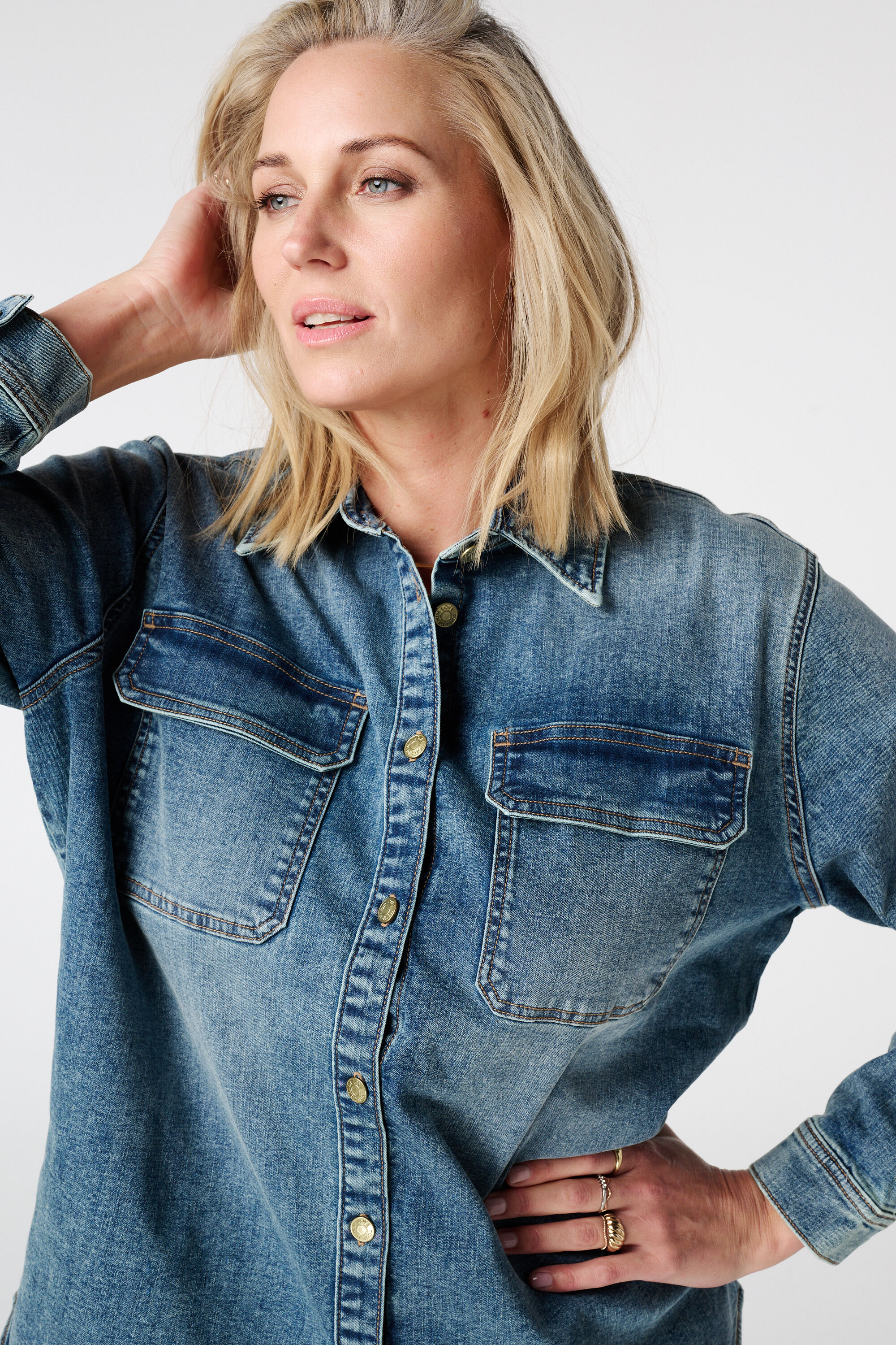 Spijkerblouse met knoopsluiting image number 4