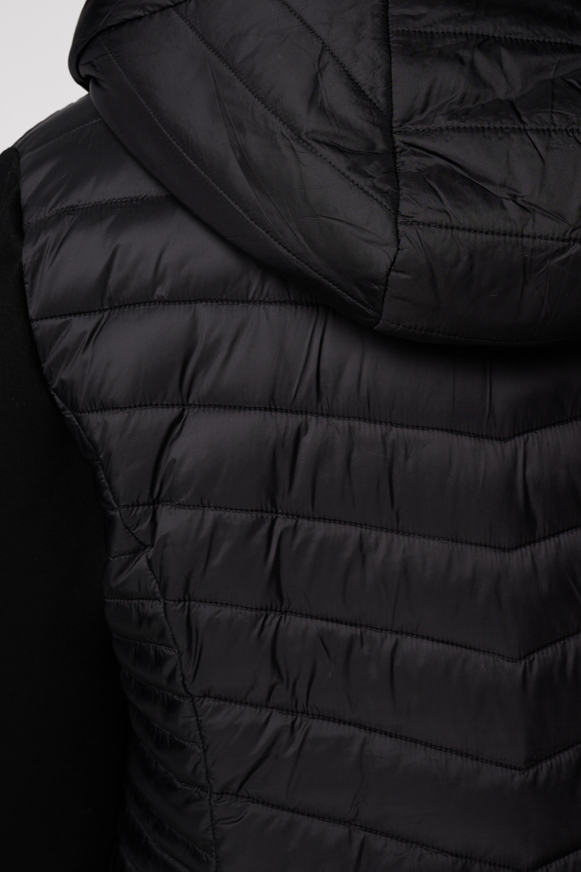 Gewatteerde jas met stoffen mouwen image number 6