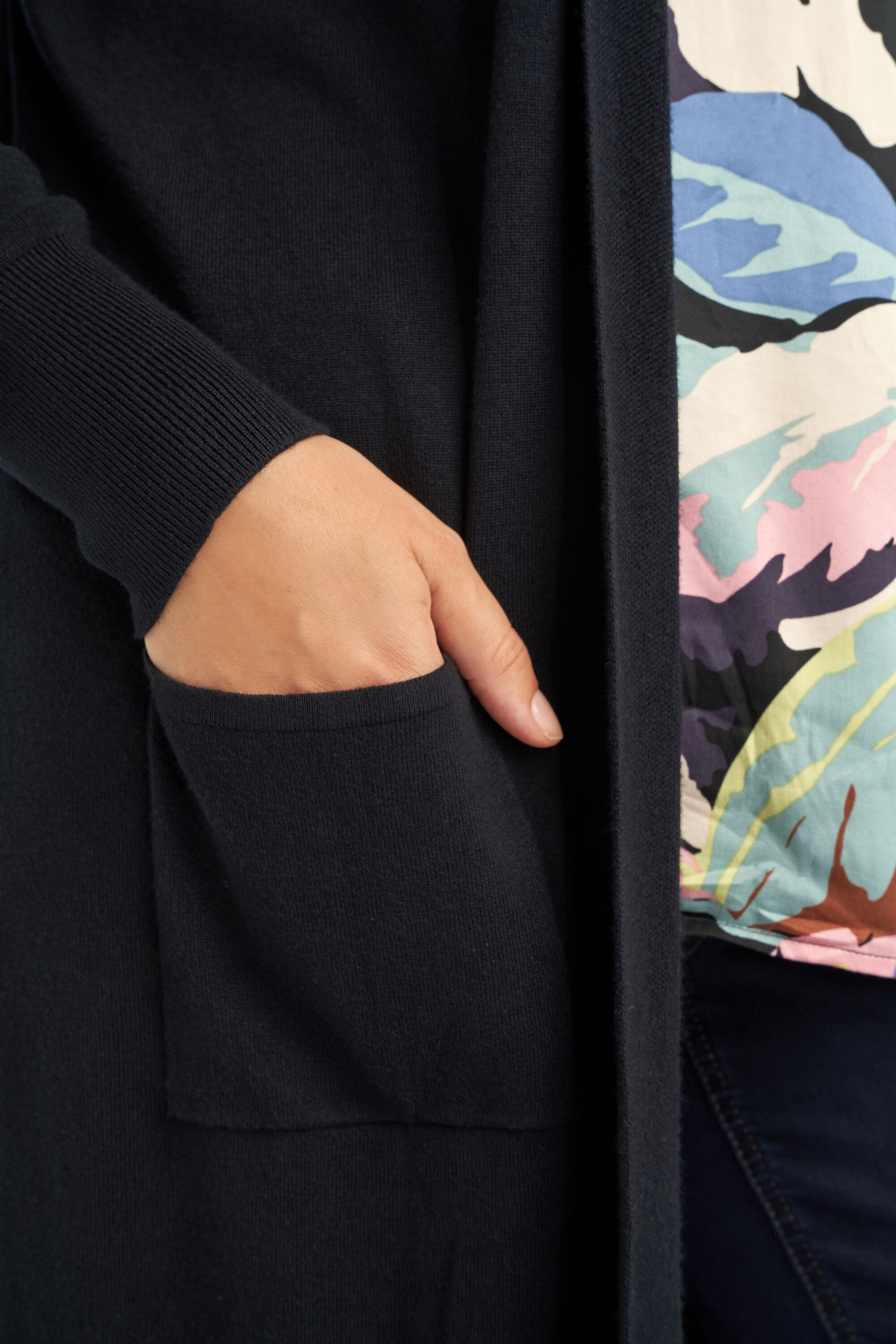 Fijngebreid openvallend vest image number 5