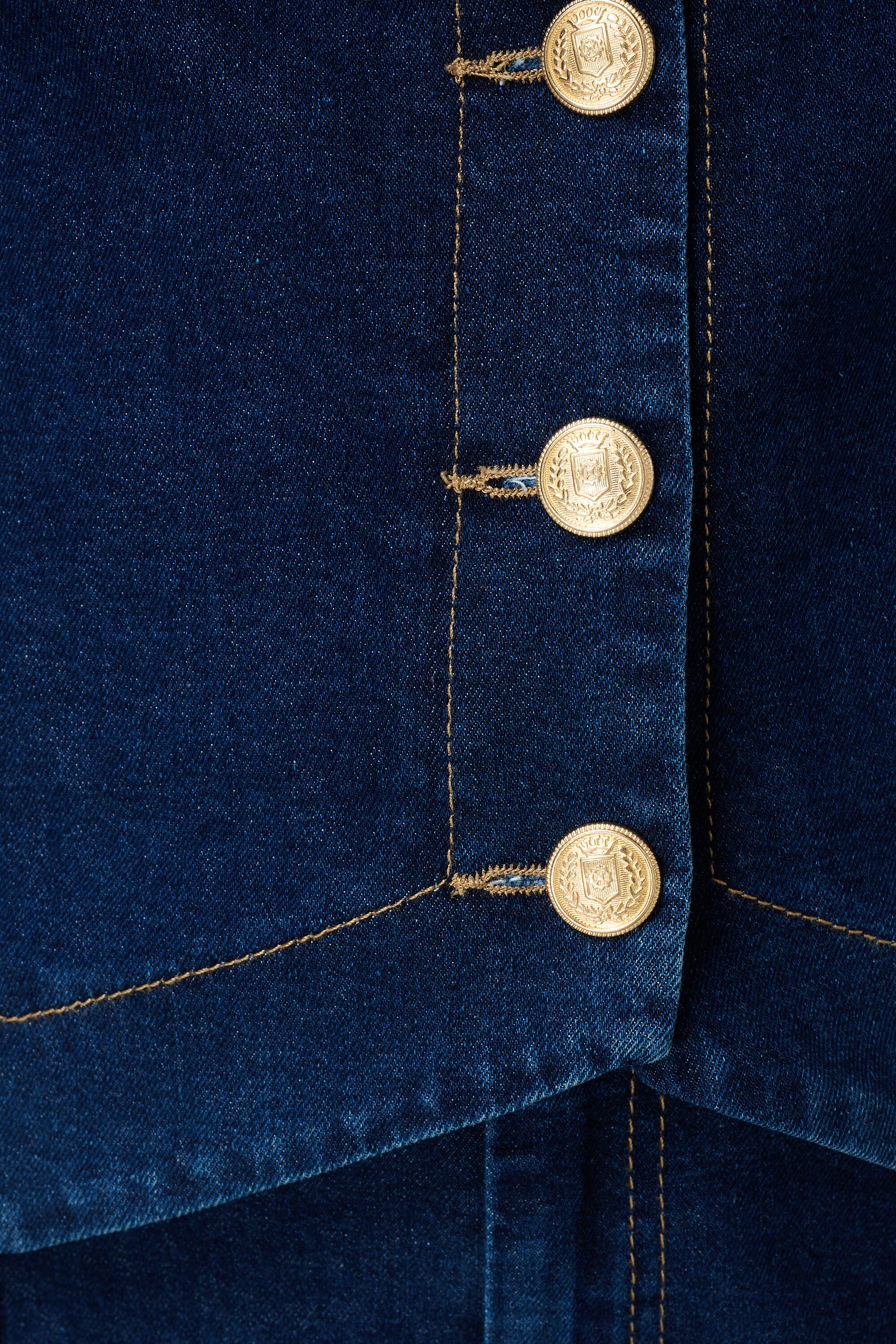 Denim gilet met gouden knopen image number 6