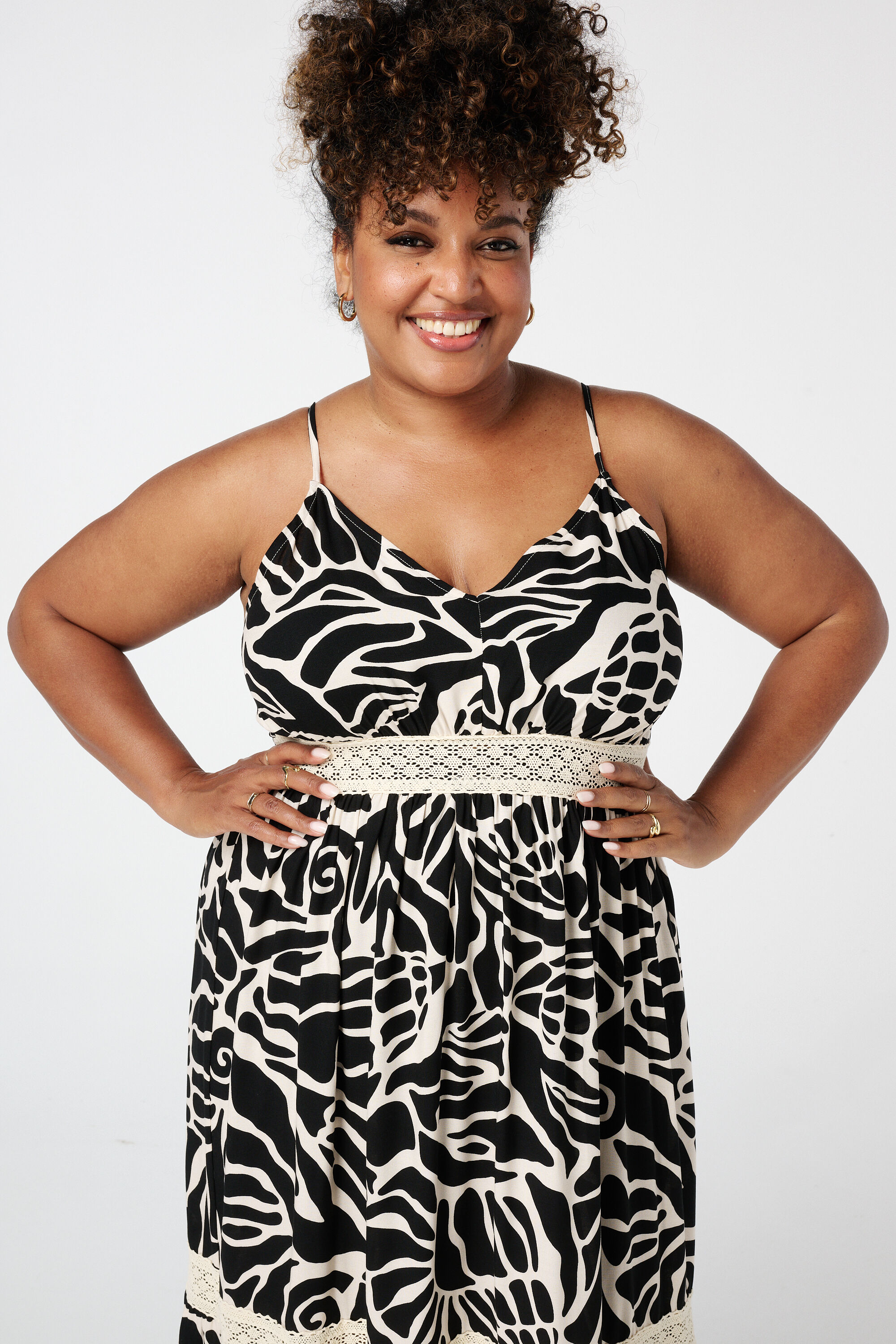 Maxi jurk met print en kantdetails image number 4