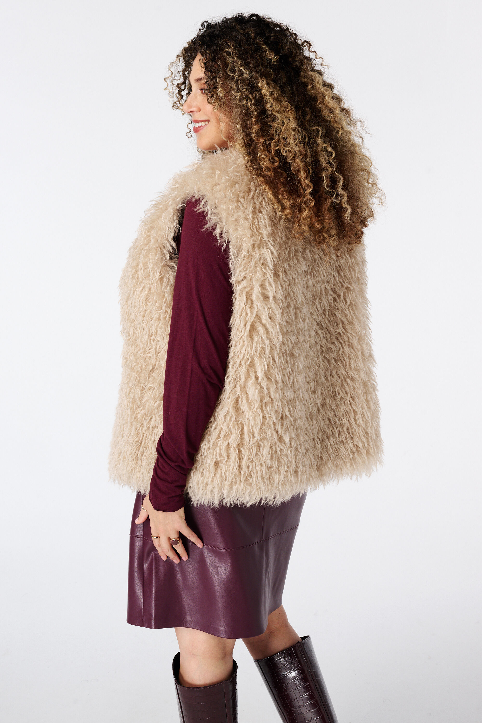 Fuzzy gilet image number 3