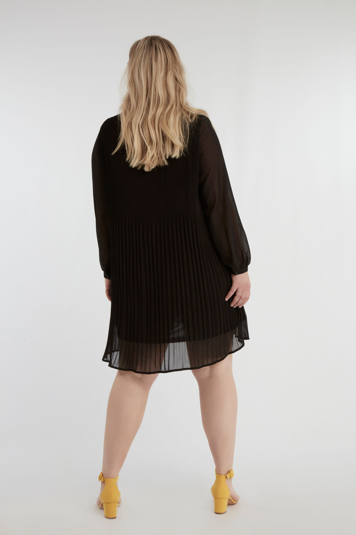 Effen pliss&eacute;jurk image number 4