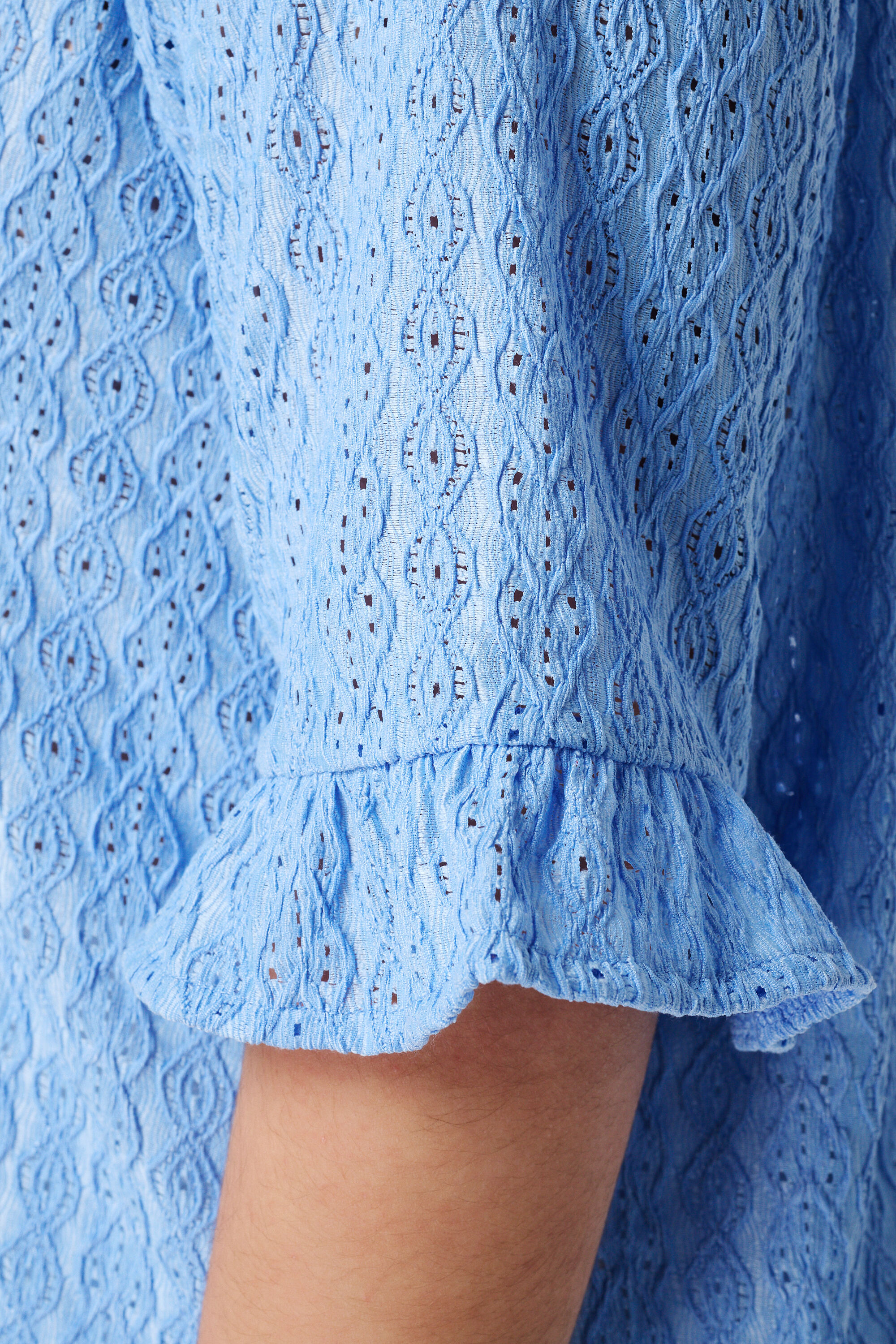 Broderie top met knopensluiting image number 4