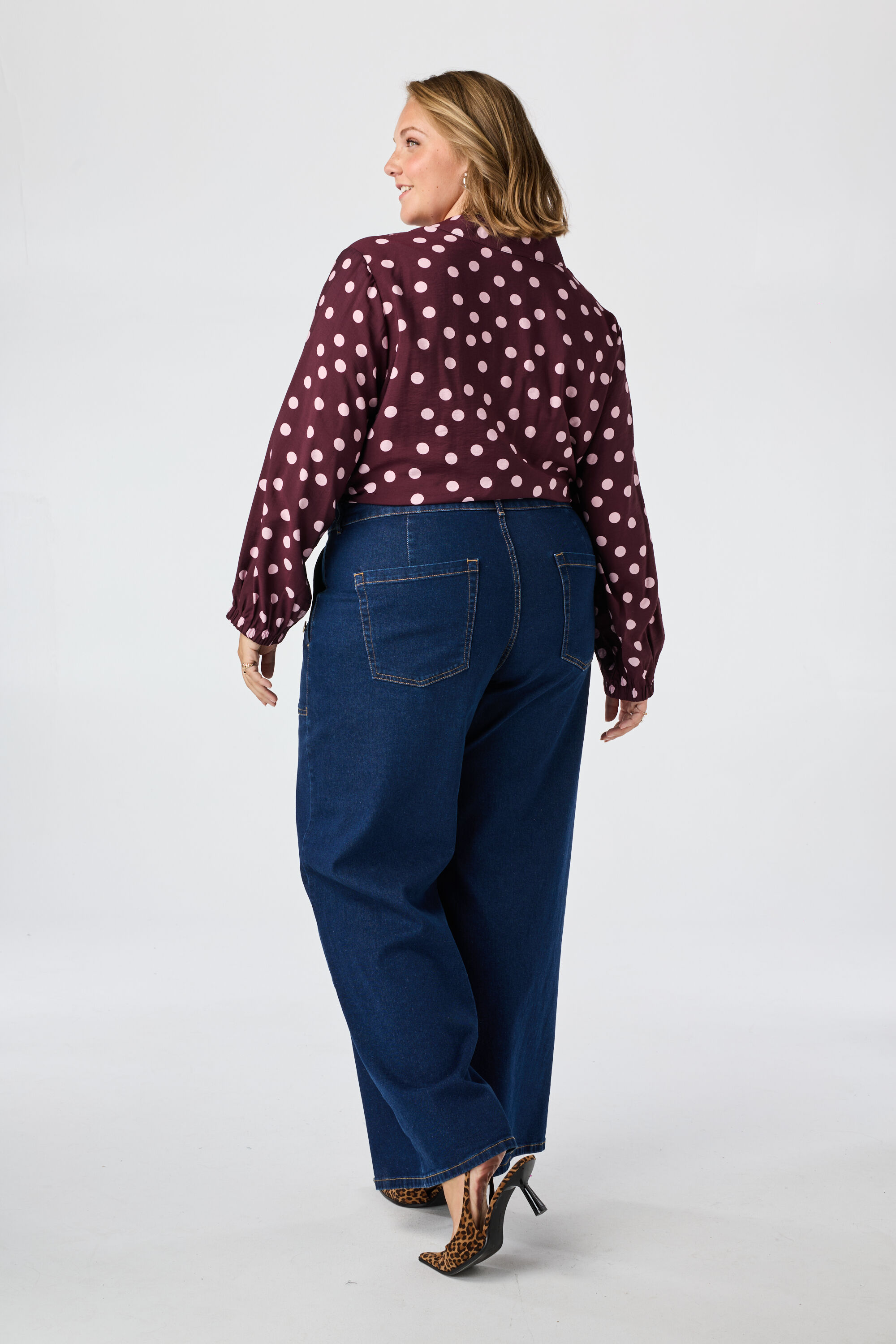 Wide leg jeans met sierknopen image number 3
