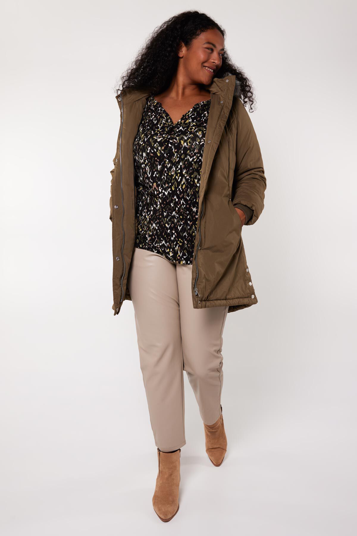 Gewatteerde jas met capuchon image number 5