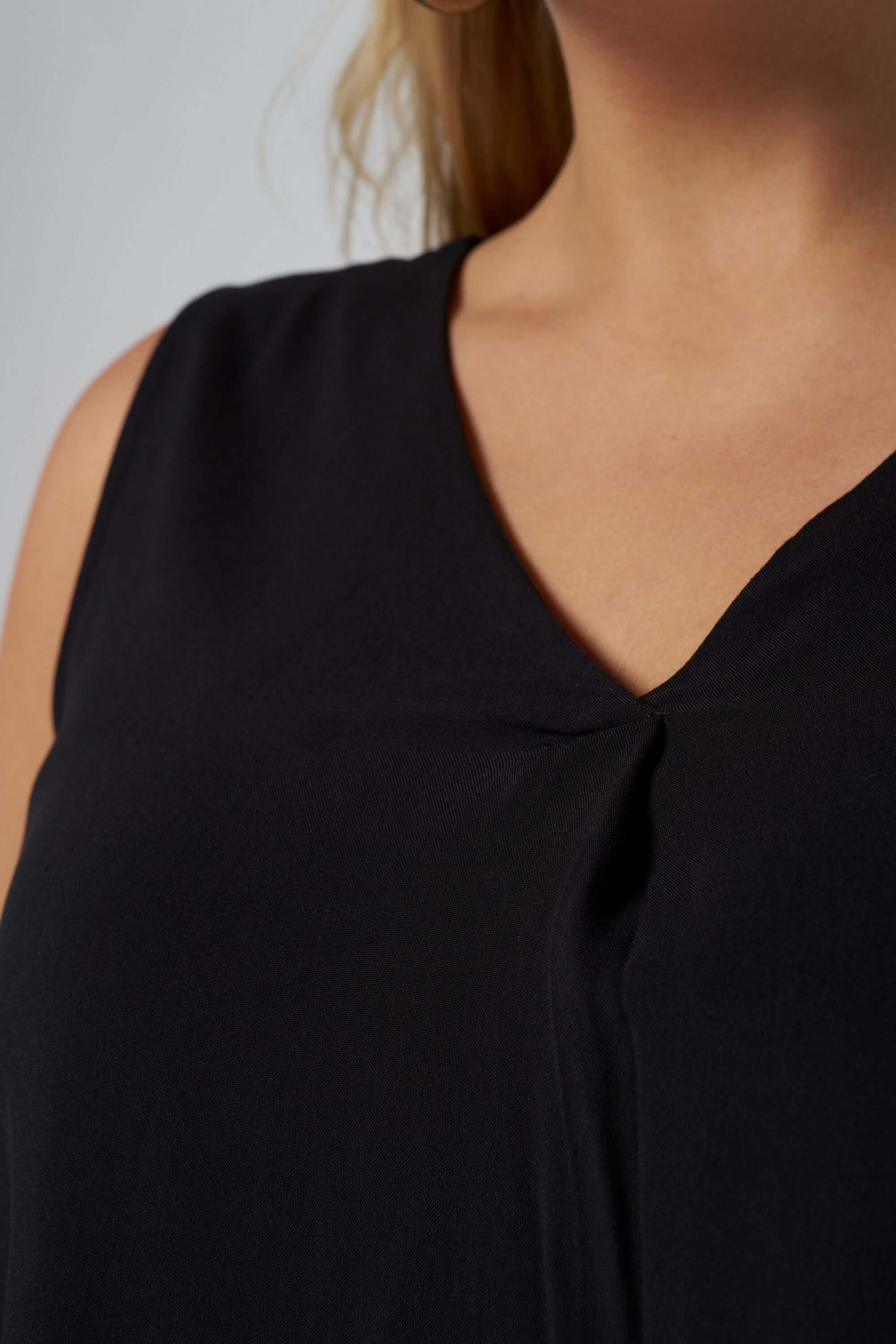 Mouwloze blouse met v-hals image number 5