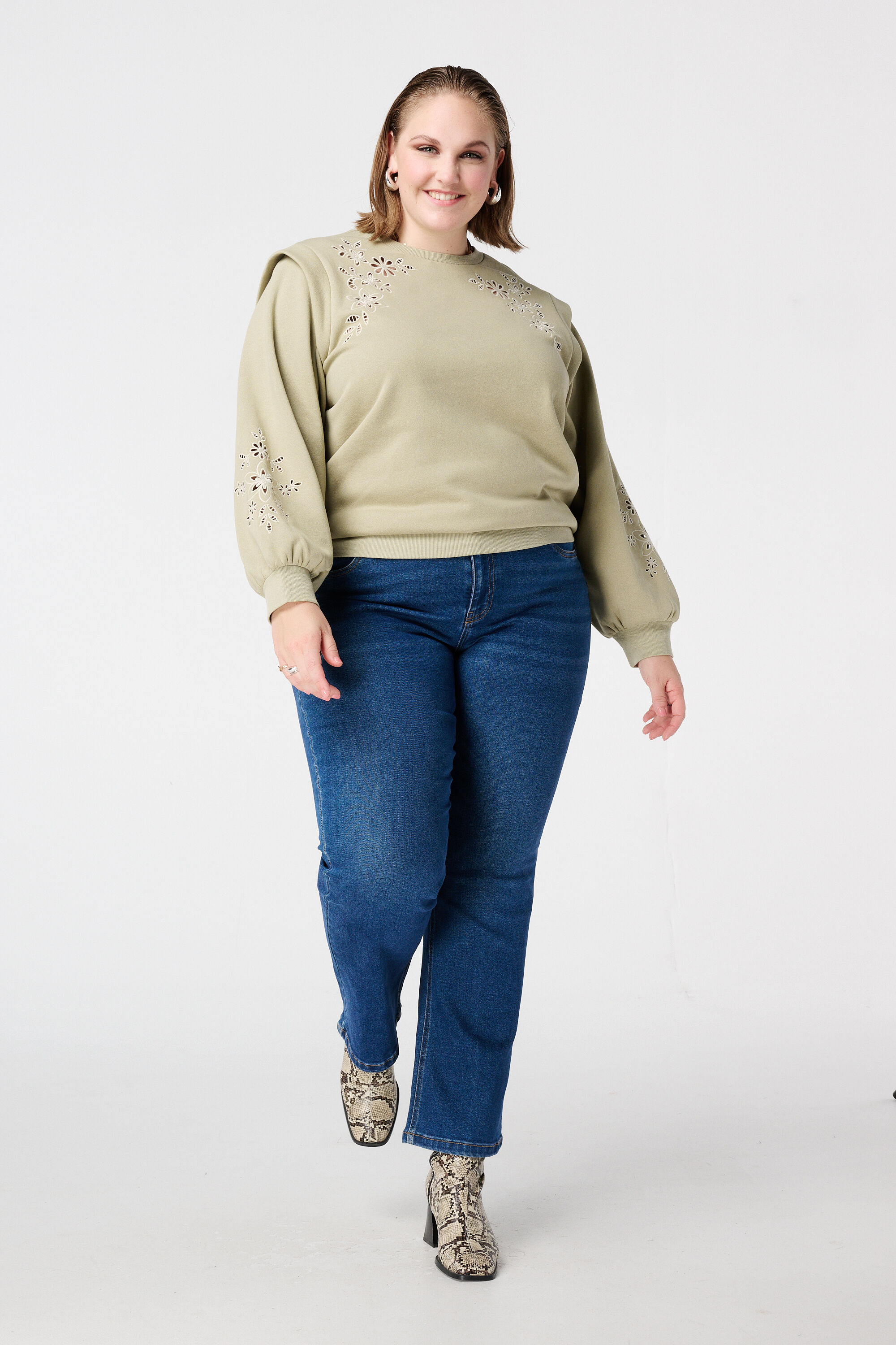 Sweater met opengewerkt borduursel image number 5