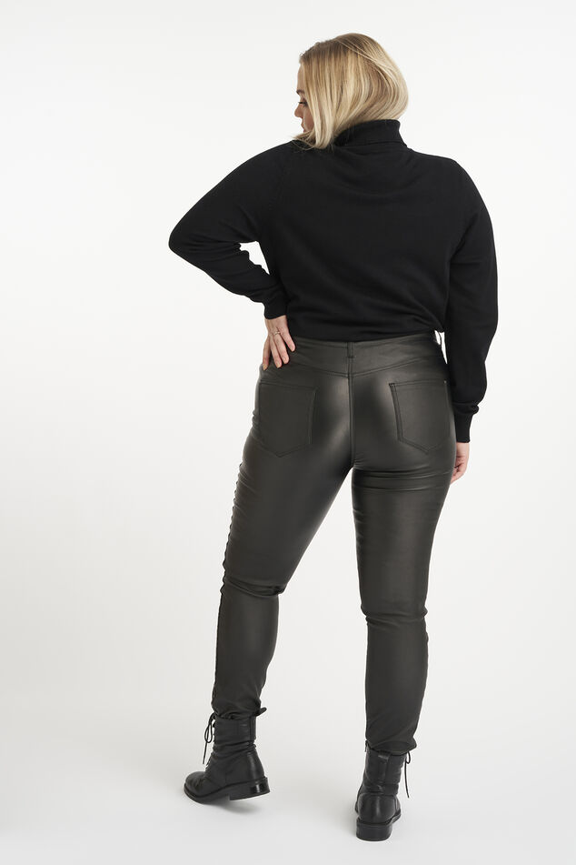 Slim leg broek met coating en studs image number 3