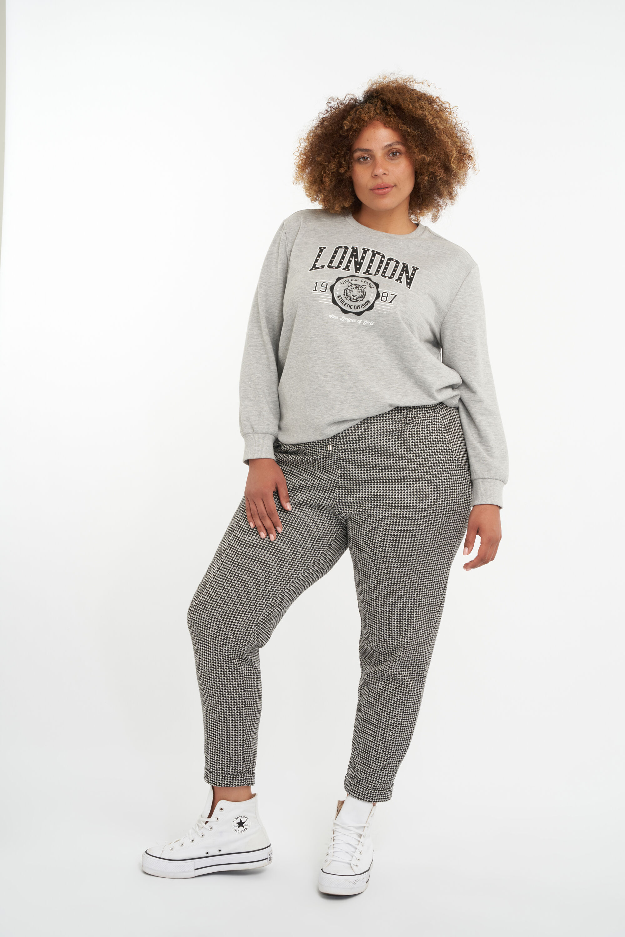 Geruite losvallende broek image number 5