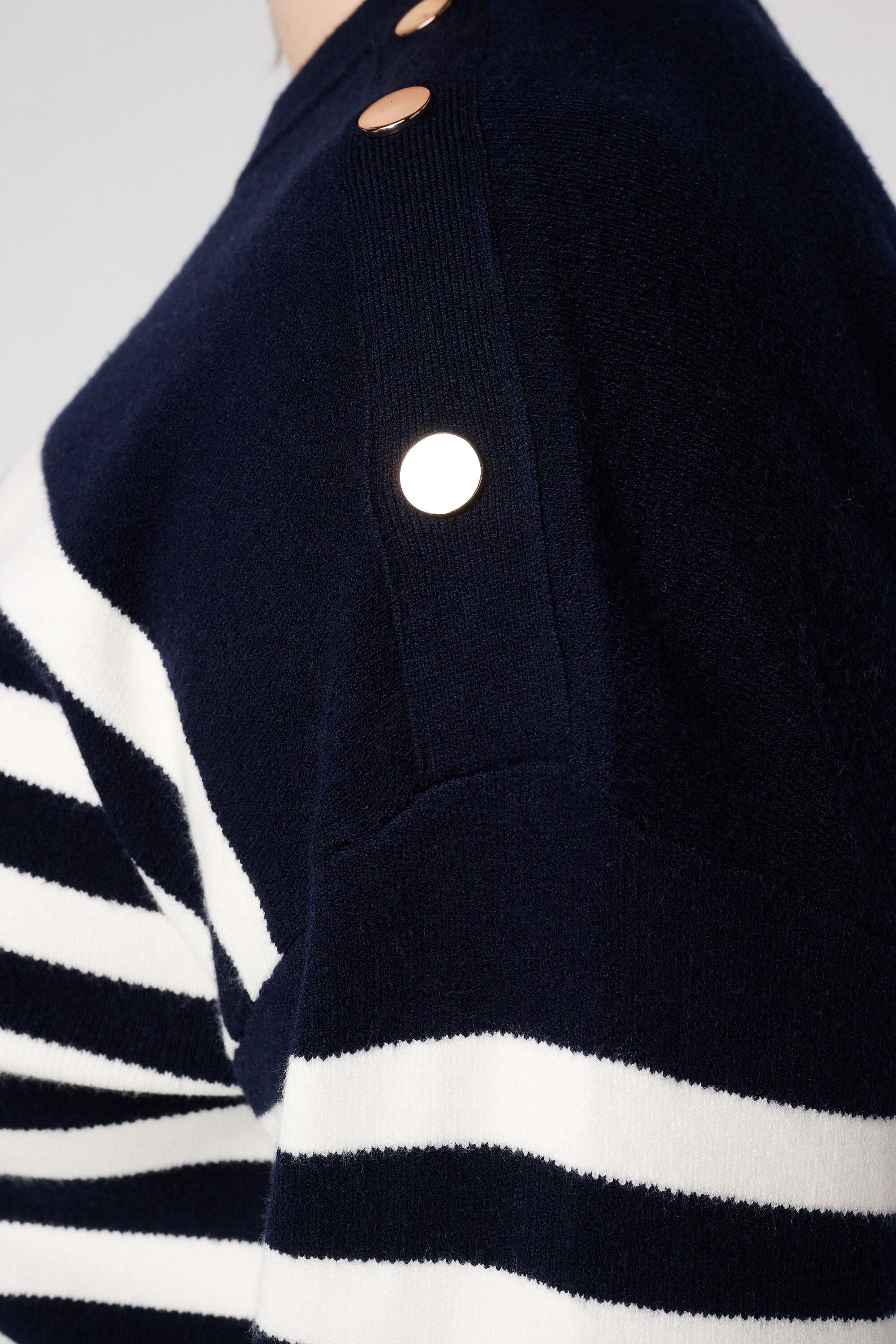 Gestreepte trui met knoopdetail image number 6