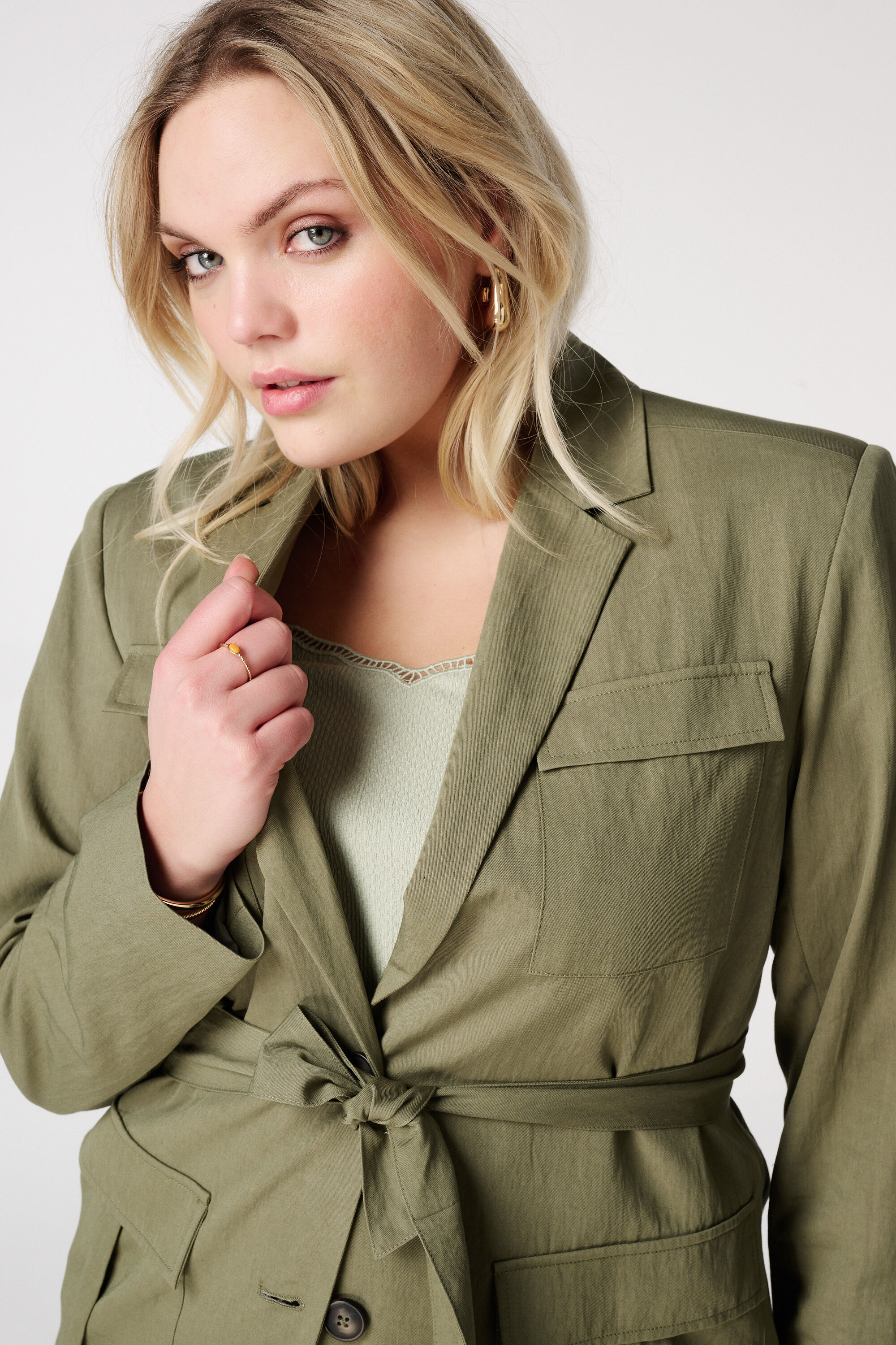 Blazer met zakken en ceintuur image number 4