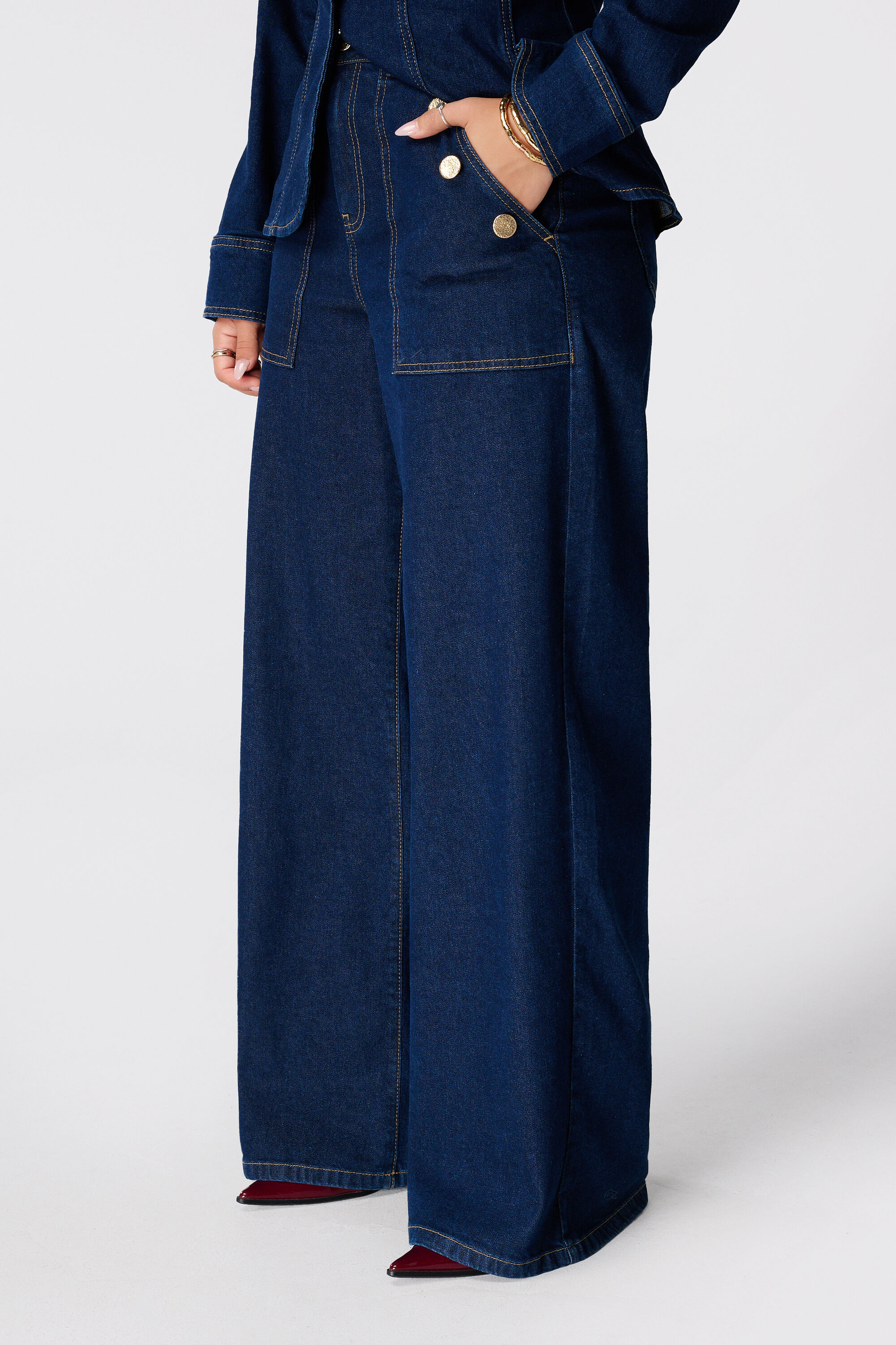 Wide leg jeans met sierknopen image number 5