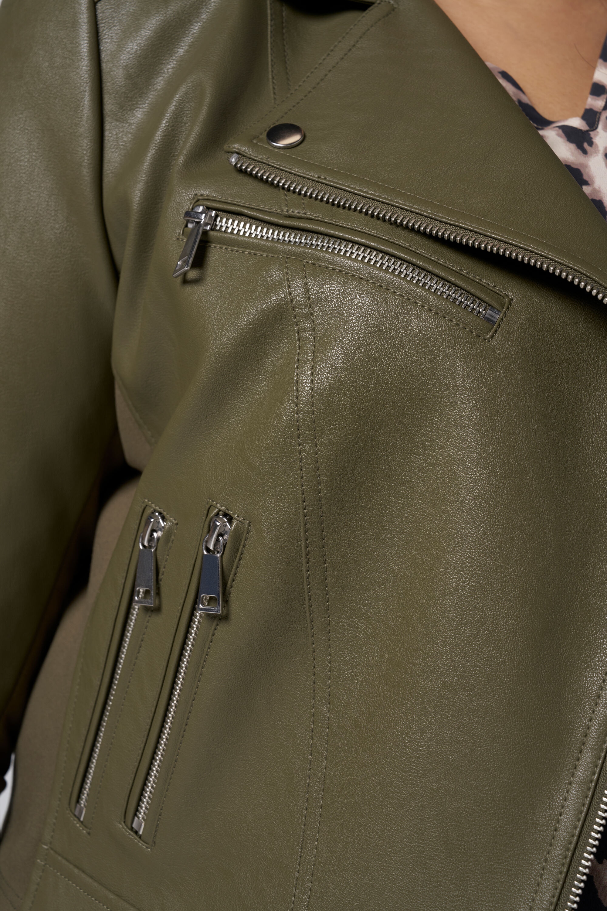 Leerlook jacket met zilveren details image number 4