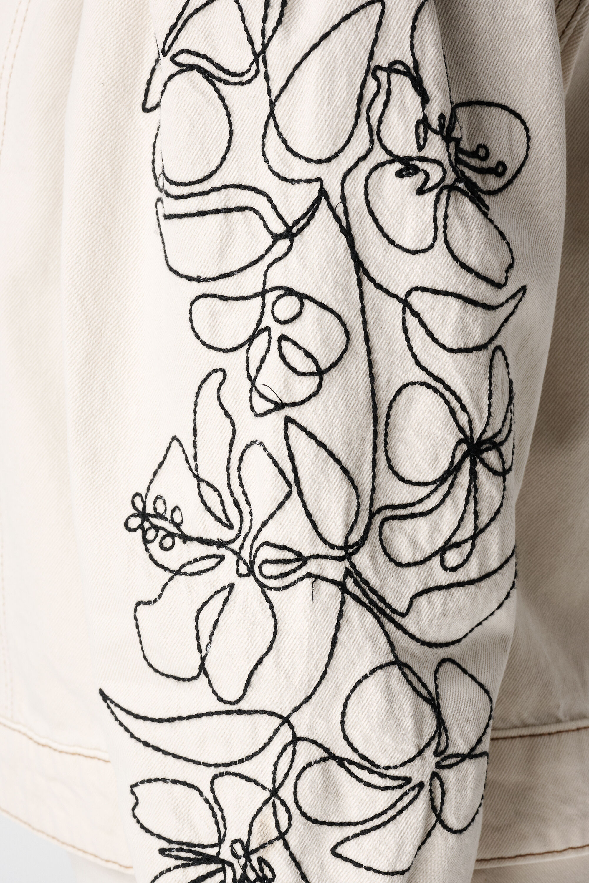 Spijkerjasje met broderie image number 6