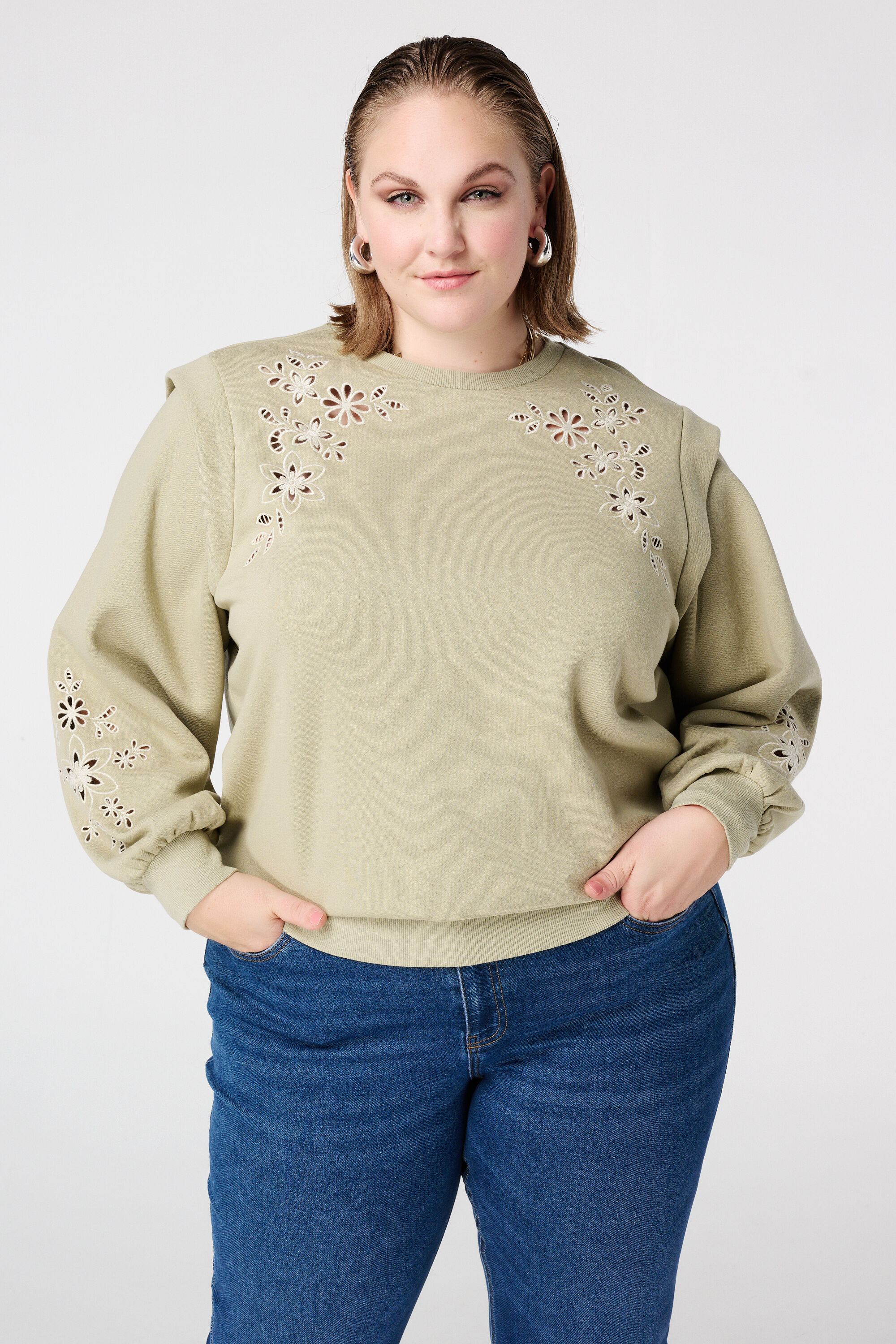 Sweater met opengewerkt borduursel